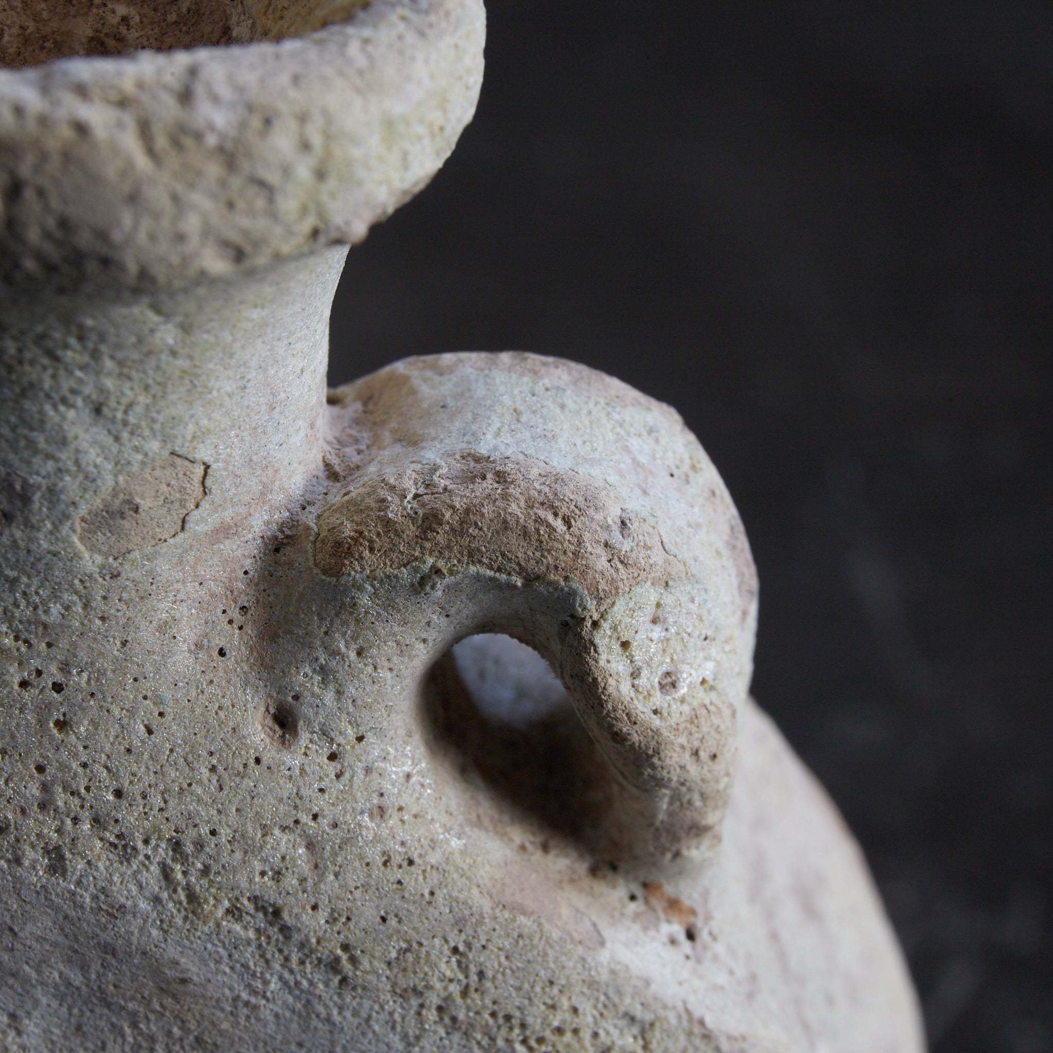 VASE APLATI, Céramique islamique, avec anses, Antiquité (IIIe–XIIe siècle) | Image de détail 18