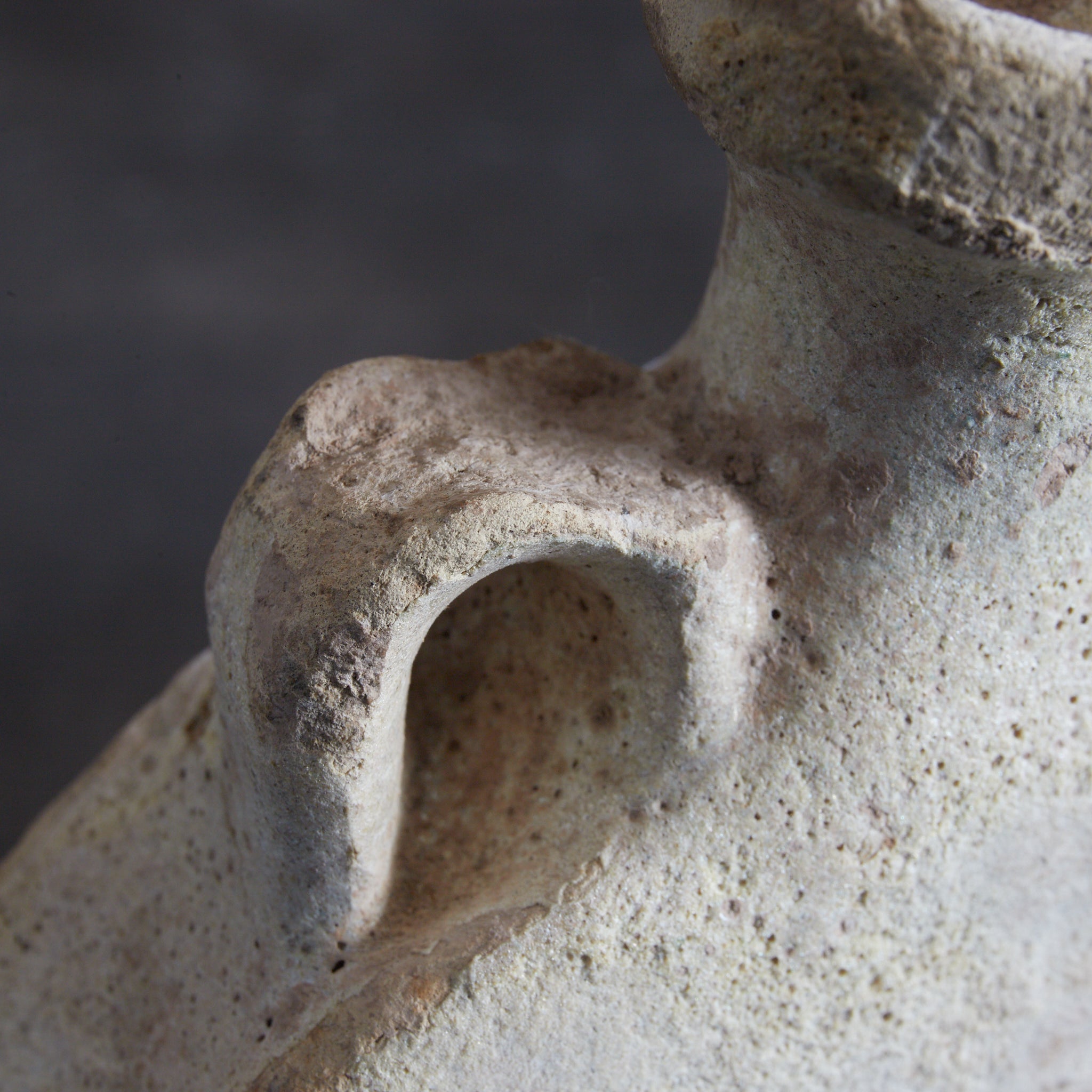 VASE APLATI, Céramique islamique, avec anses, Antiquité (IIIe–XIIe siècle) | Image de détail 19