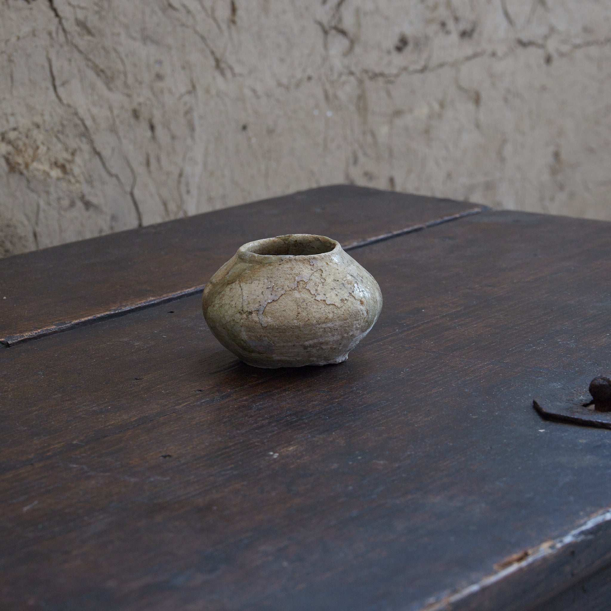 BASE DE CAJITA CON TAPA, Ko-Seto, vidriado ceniza, Período Kamakura (1185–1333 d. C.) – Florero