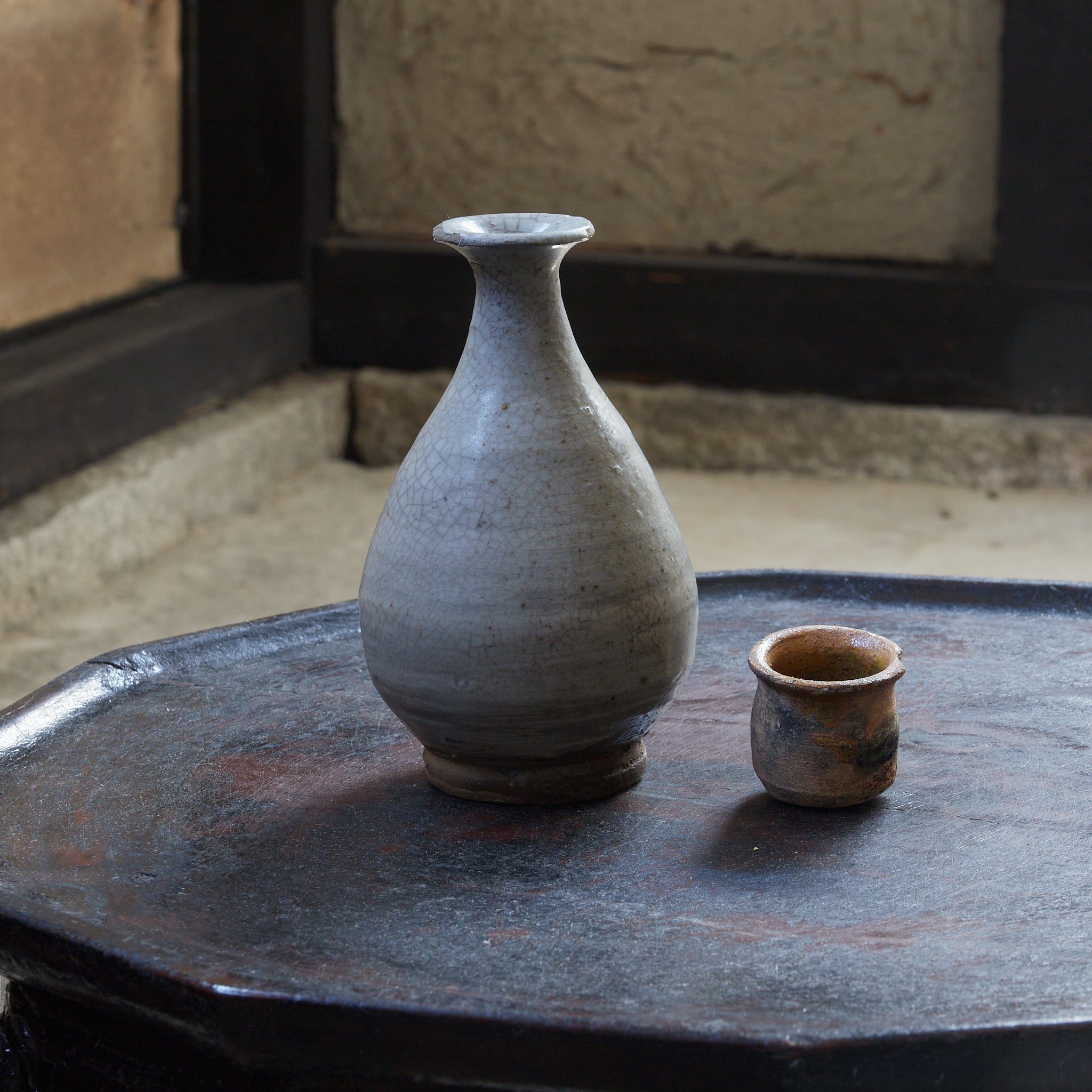 李朝 粉青刷毛目粉引手徳利（1392–1897CE） – 掌中の徳利