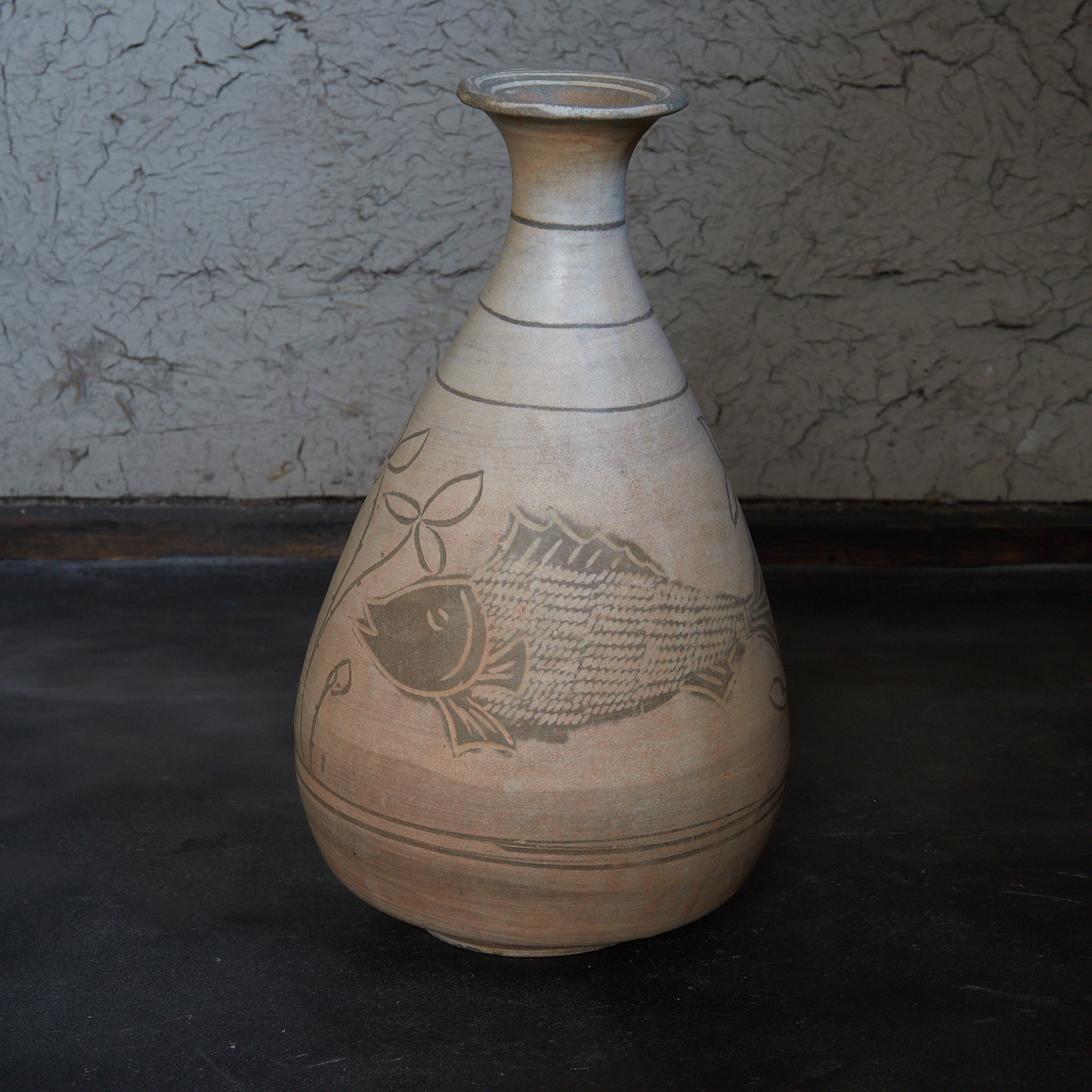 李朝 粉青掻落双魚文瓶 木箱付（1392–1897CE） | 入蘆花（ロカニイル）