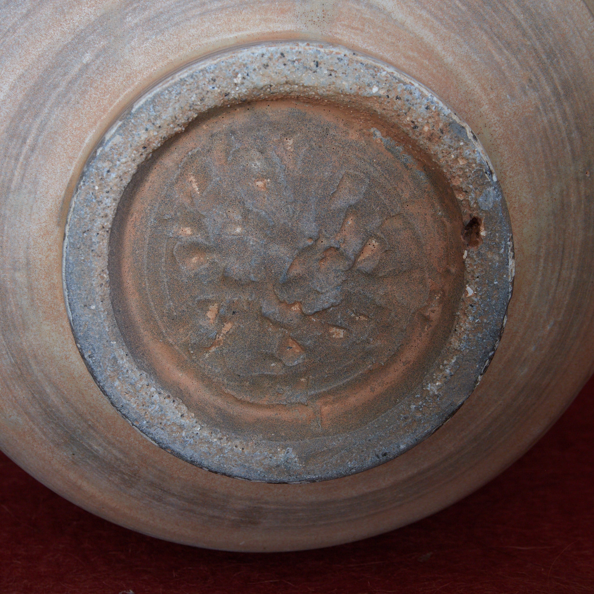 FLASCHE, Buncheong-Ware mit sgraffitoverzierte doppelfischmuster, mit Holzkiste, Joseon-Dynastie (1392–1897 n. Chr.) | Detailansicht 12