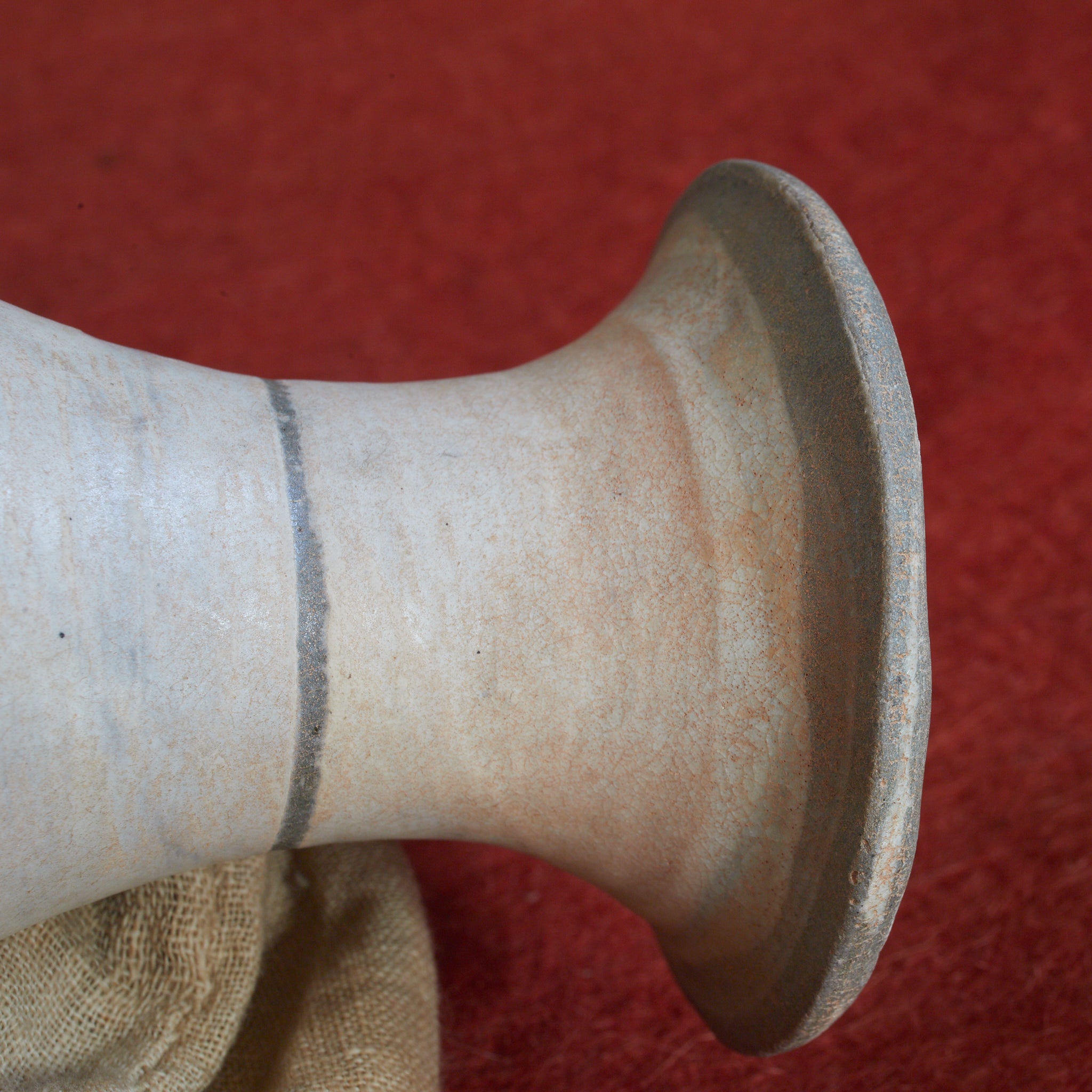 FLASCHE, Buncheong-Ware mit sgraffitoverzierte doppelfischmuster, mit Holzkiste, Joseon-Dynastie (1392–1897 n. Chr.) | Detailansicht 15