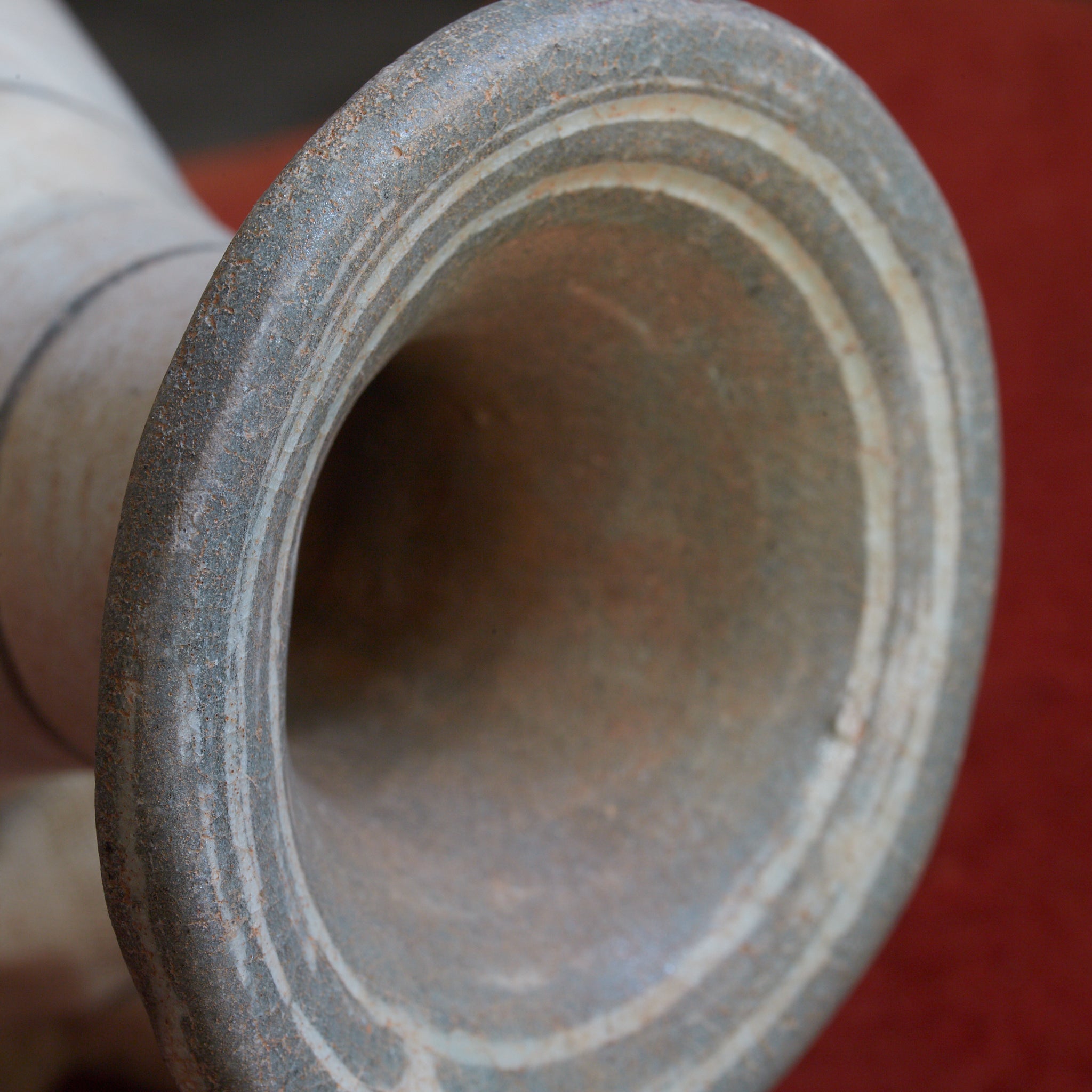 FLASCHE, Buncheong-Ware mit sgraffitoverzierte doppelfischmuster, mit Holzkiste, Joseon-Dynastie (1392–1897 n. Chr.) | Detailansicht 17