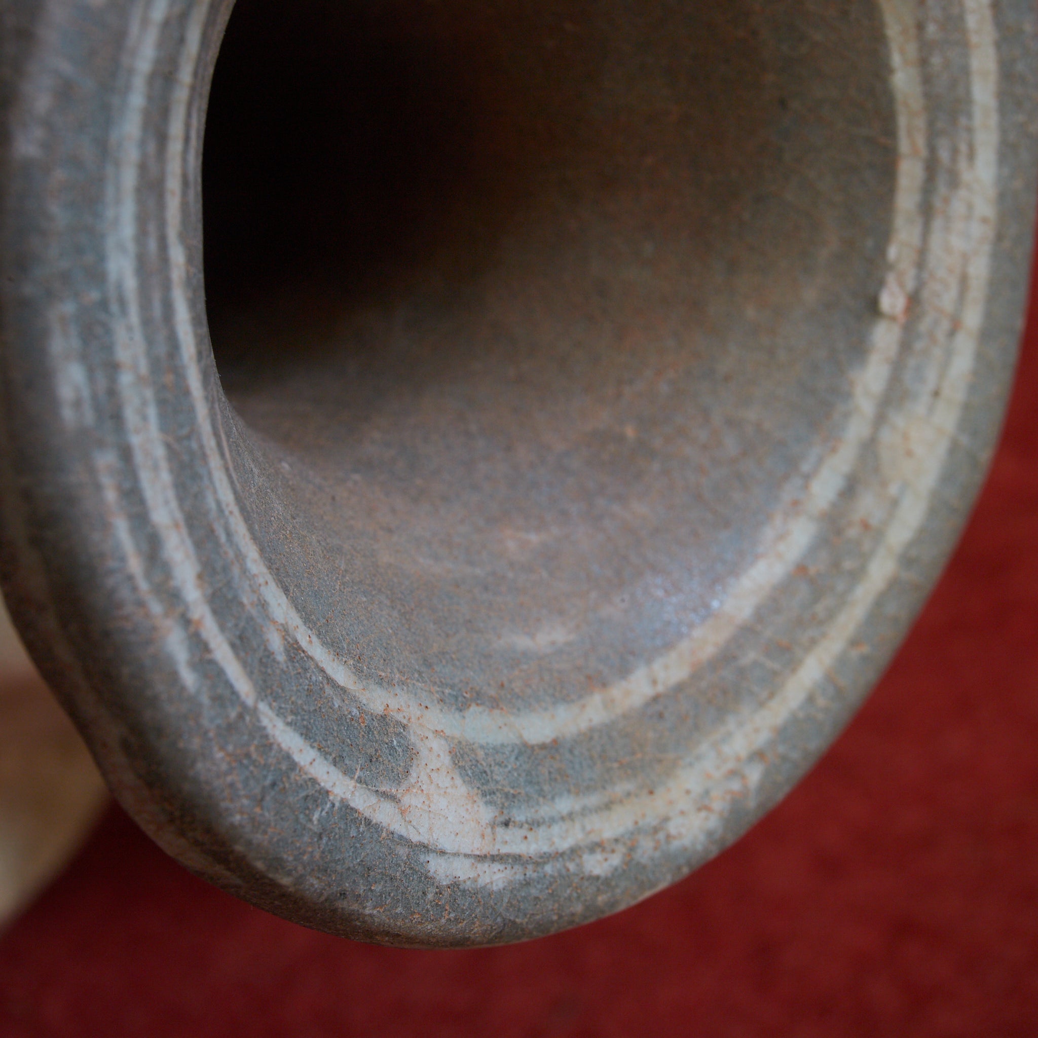 FLASCHE, Buncheong-Ware mit sgraffitoverzierte doppelfischmuster, mit Holzkiste, Joseon-Dynastie (1392–1897 n. Chr.) | Detailansicht 18