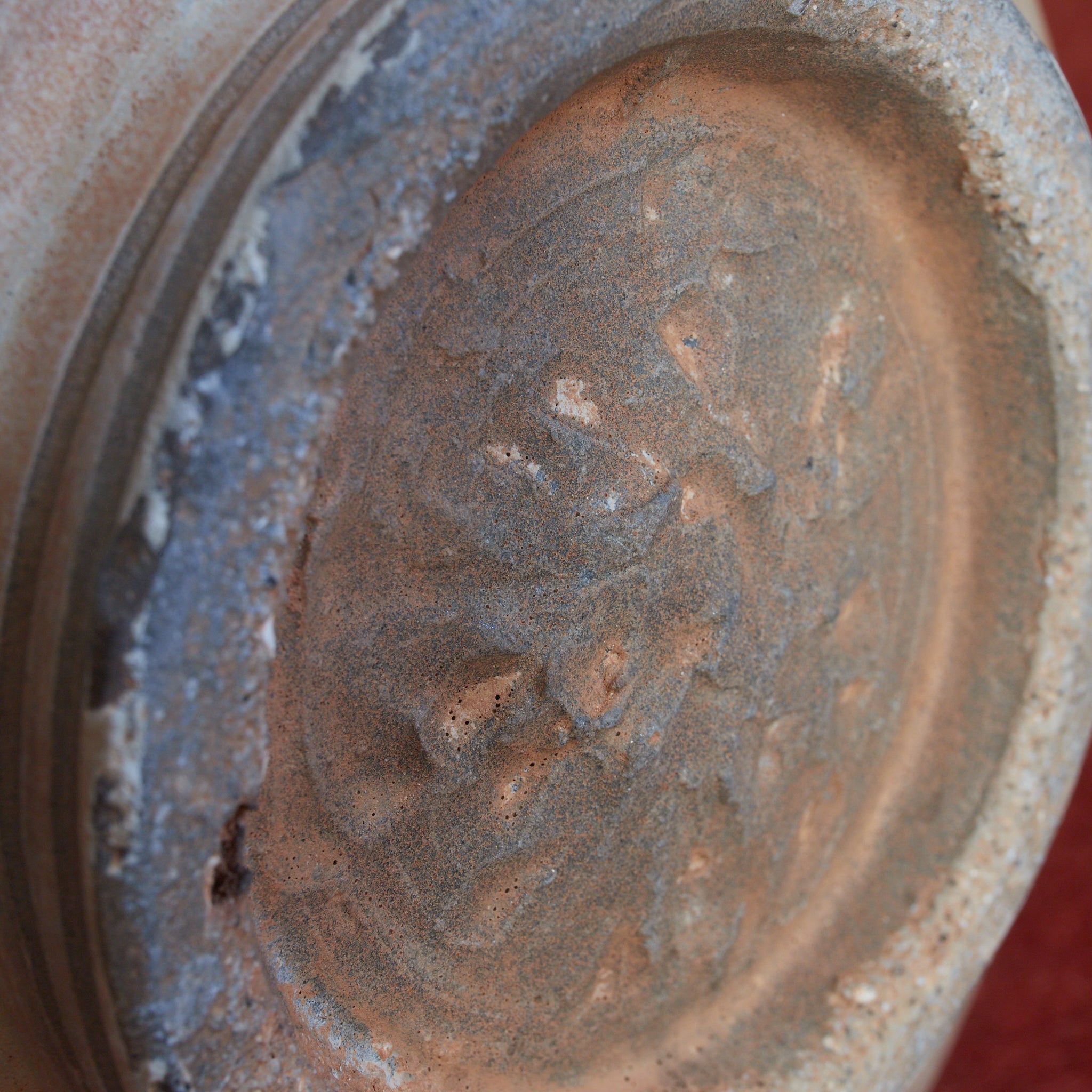 FLASCHE, Buncheong-Ware mit sgraffitoverzierte doppelfischmuster, mit Holzkiste, Joseon-Dynastie (1392–1897 n. Chr.) | Detailansicht 20