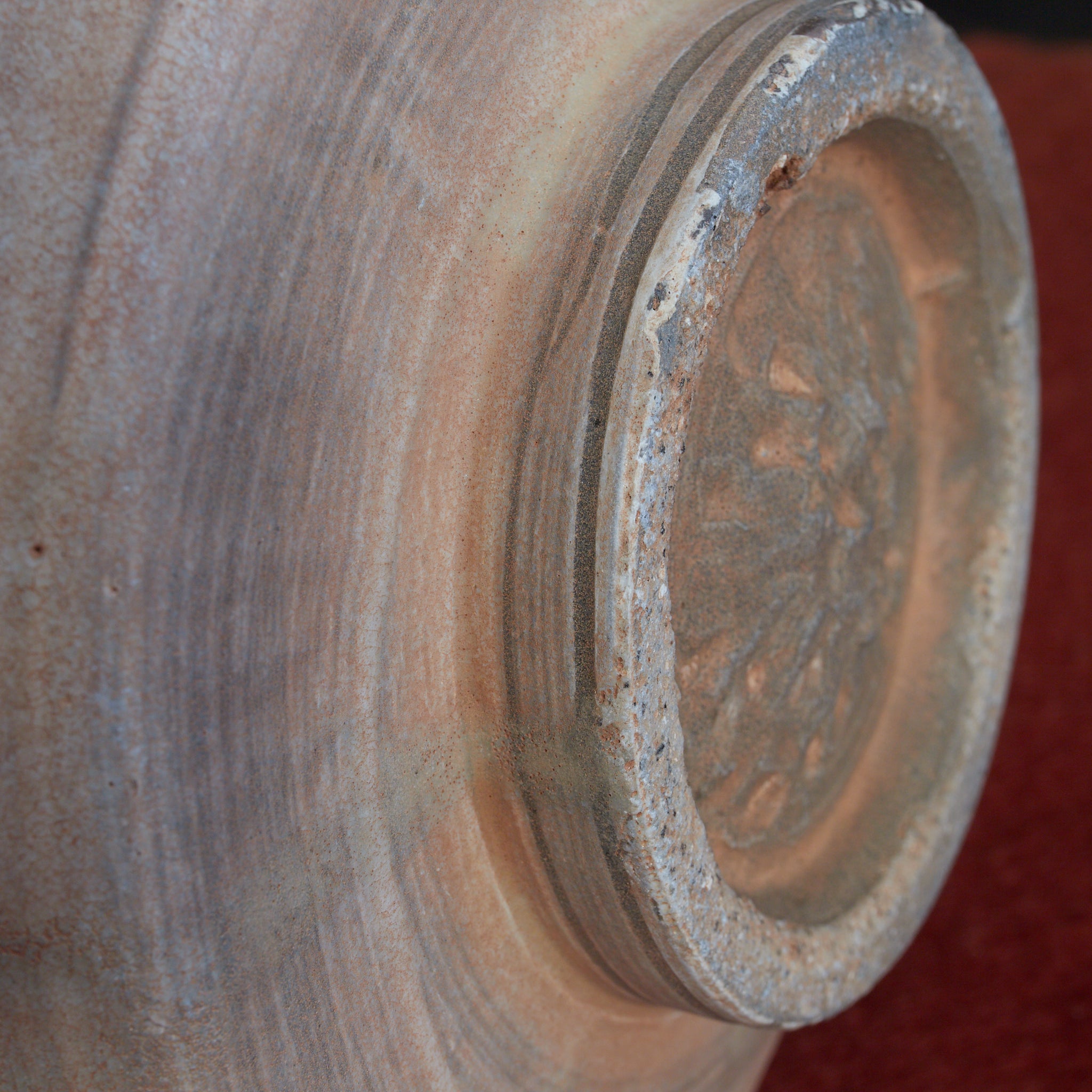 FLASCHE, Buncheong-Ware mit sgraffitoverzierte doppelfischmuster, mit Holzkiste, Joseon-Dynastie (1392–1897 n. Chr.) | Detailansicht 22