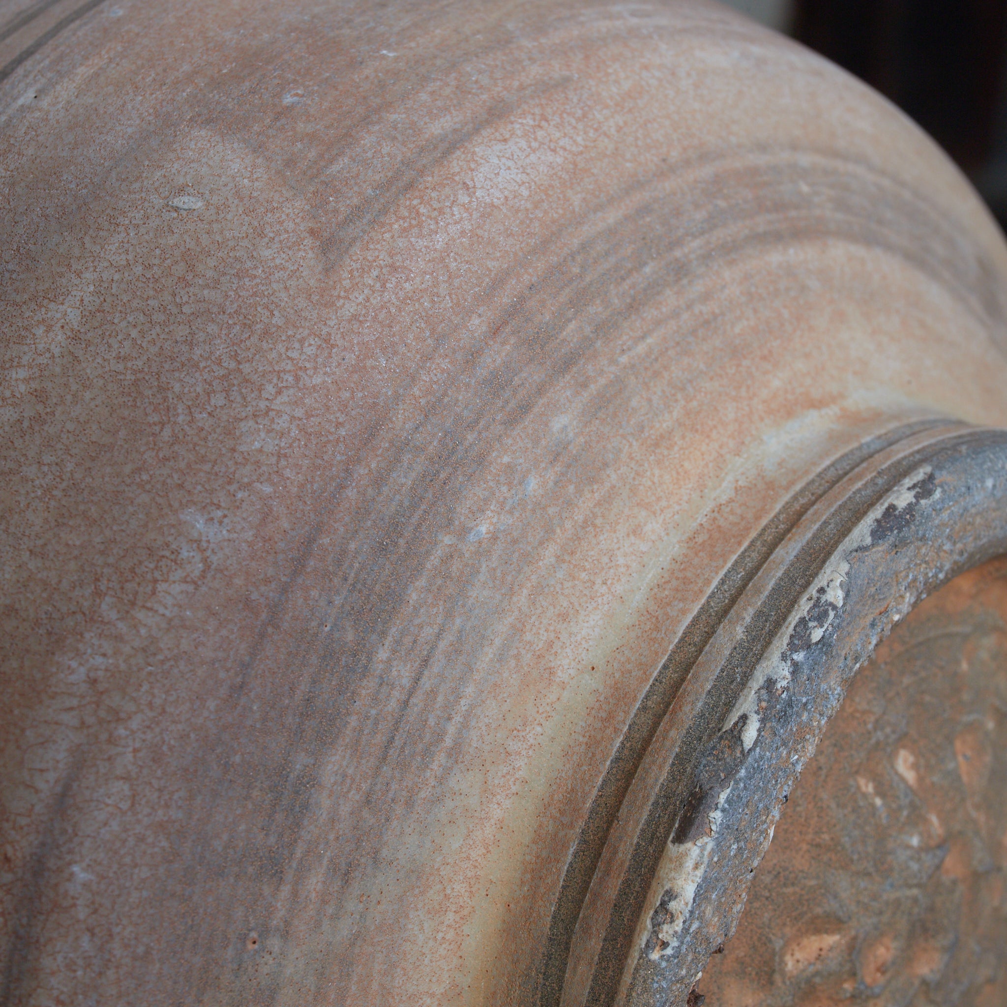 FLASCHE, Buncheong-Ware mit sgraffitoverzierte doppelfischmuster, mit Holzkiste, Joseon-Dynastie (1392–1897 n. Chr.) | Detailansicht 23