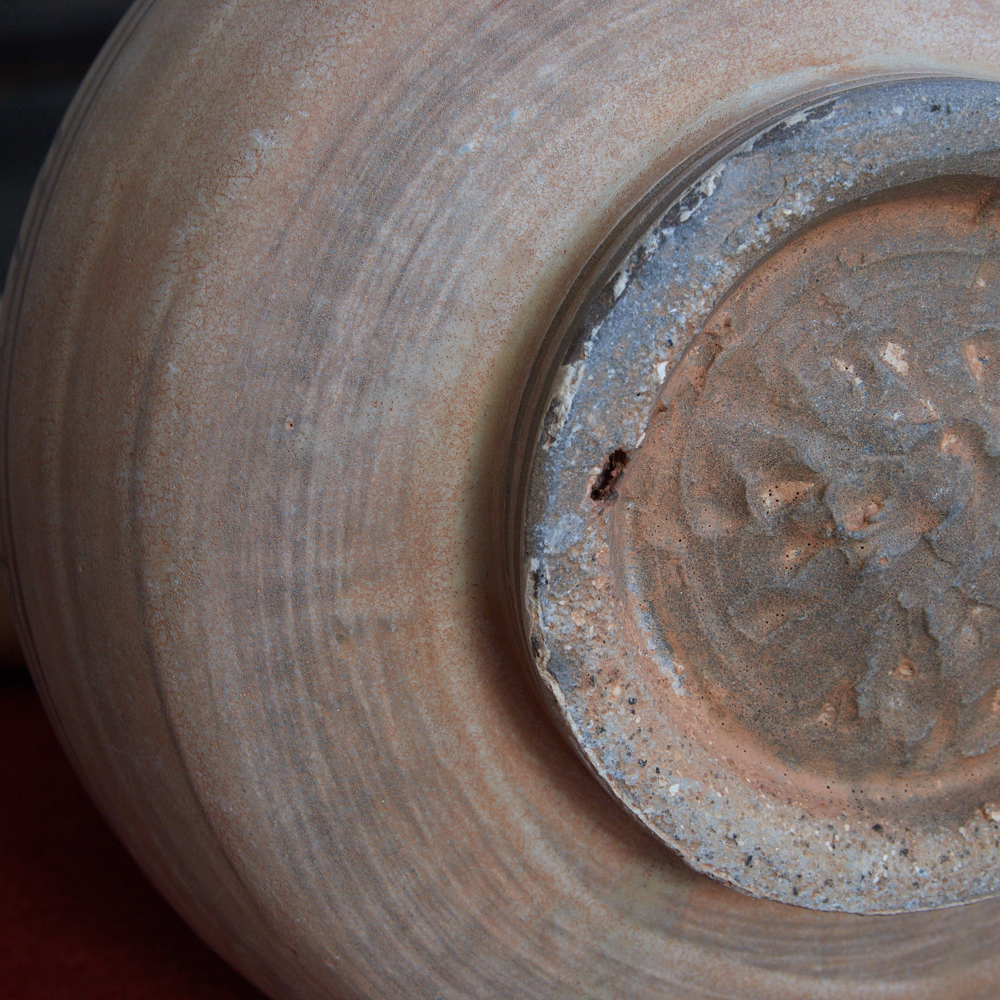 FLASCHE, Buncheong-Ware mit sgraffitoverzierte doppelfischmuster, mit Holzkiste, Joseon-Dynastie (1392–1897 n. Chr.) | Detailansicht 25