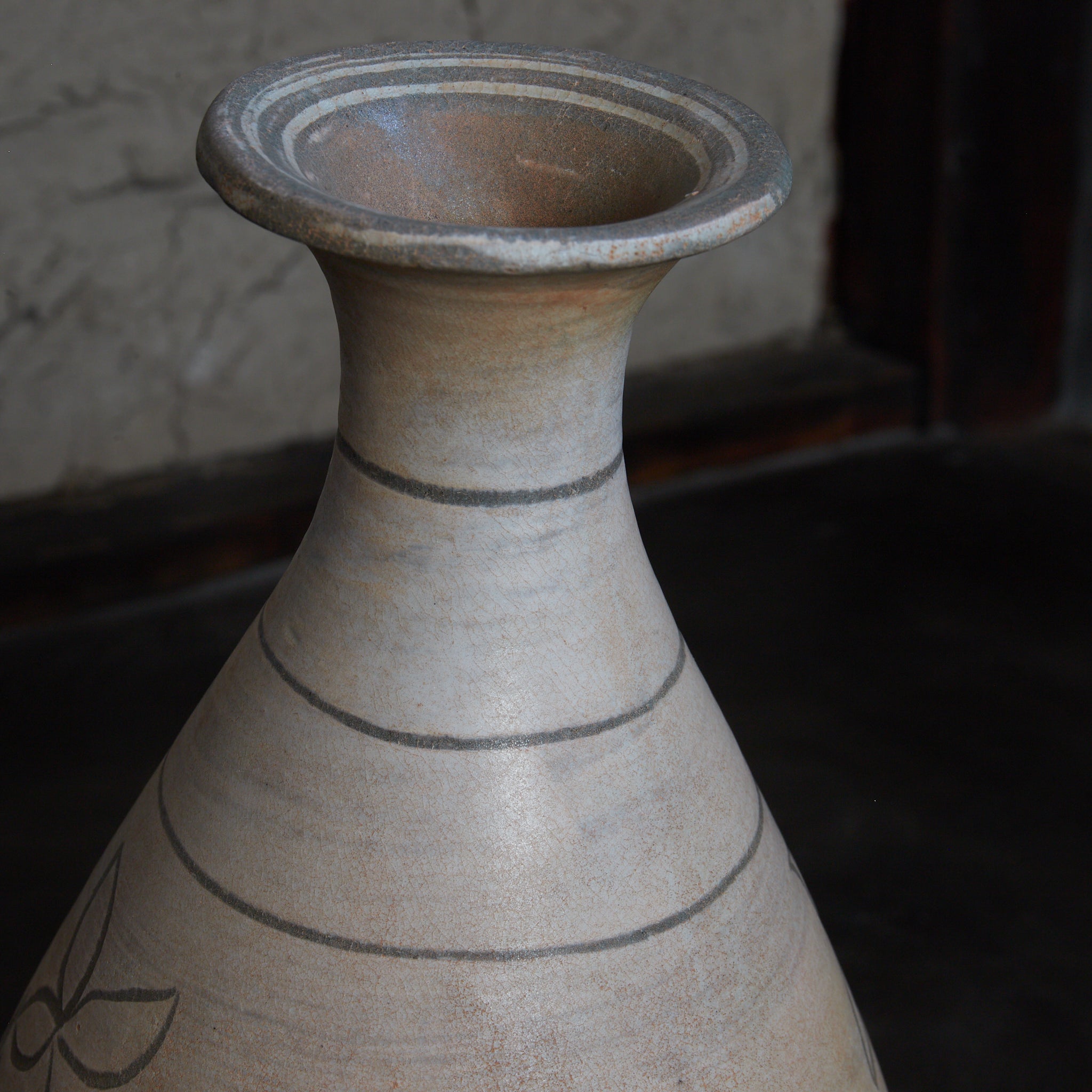 FLASCHE, Buncheong-Ware mit sgraffitoverzierte doppelfischmuster, mit Holzkiste, Joseon-Dynastie (1392–1897 n. Chr.) | Detailansicht 30