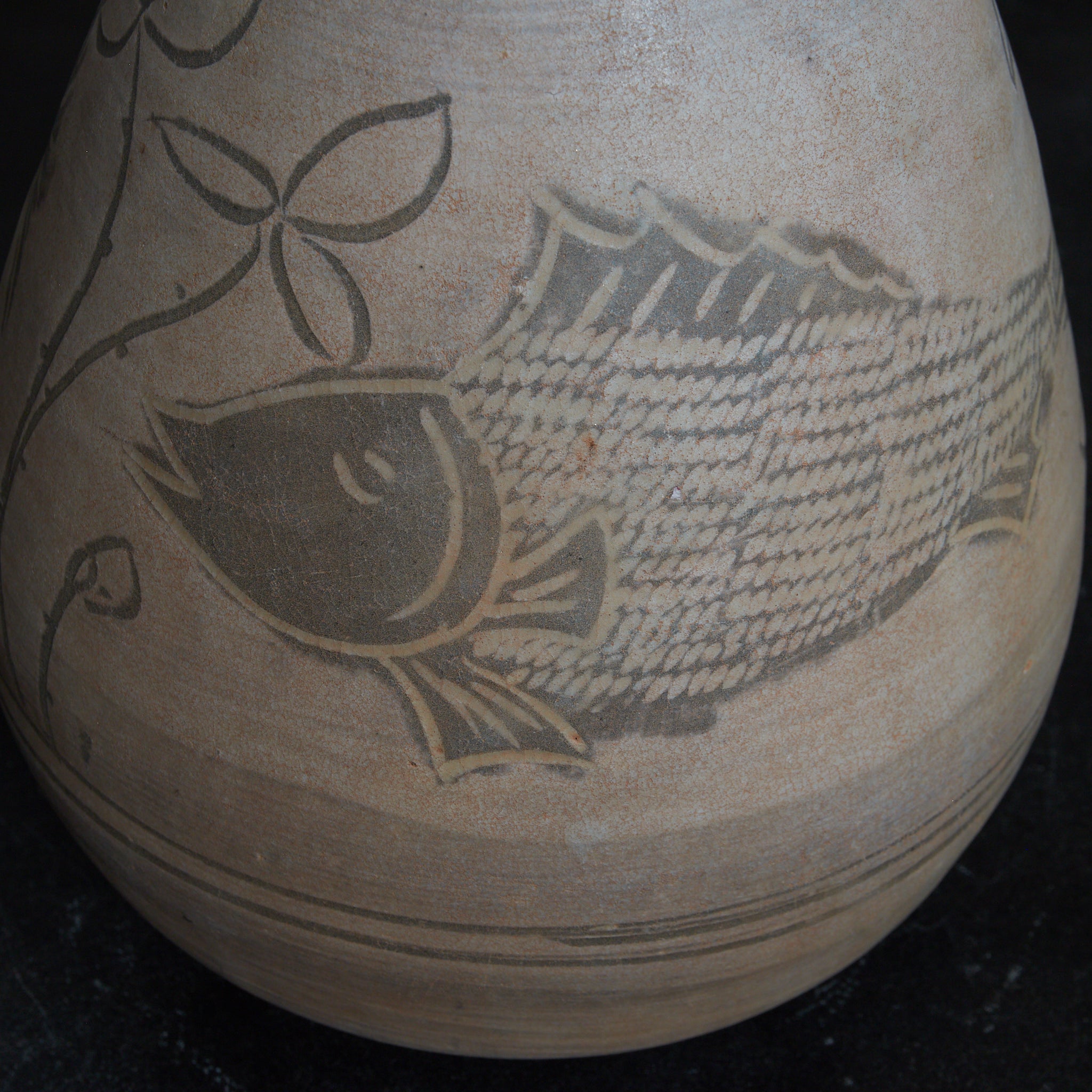 李朝 粉青掻落双魚文瓶 木箱付（1392–1897CE） | 入蘆花（ロカニイル）