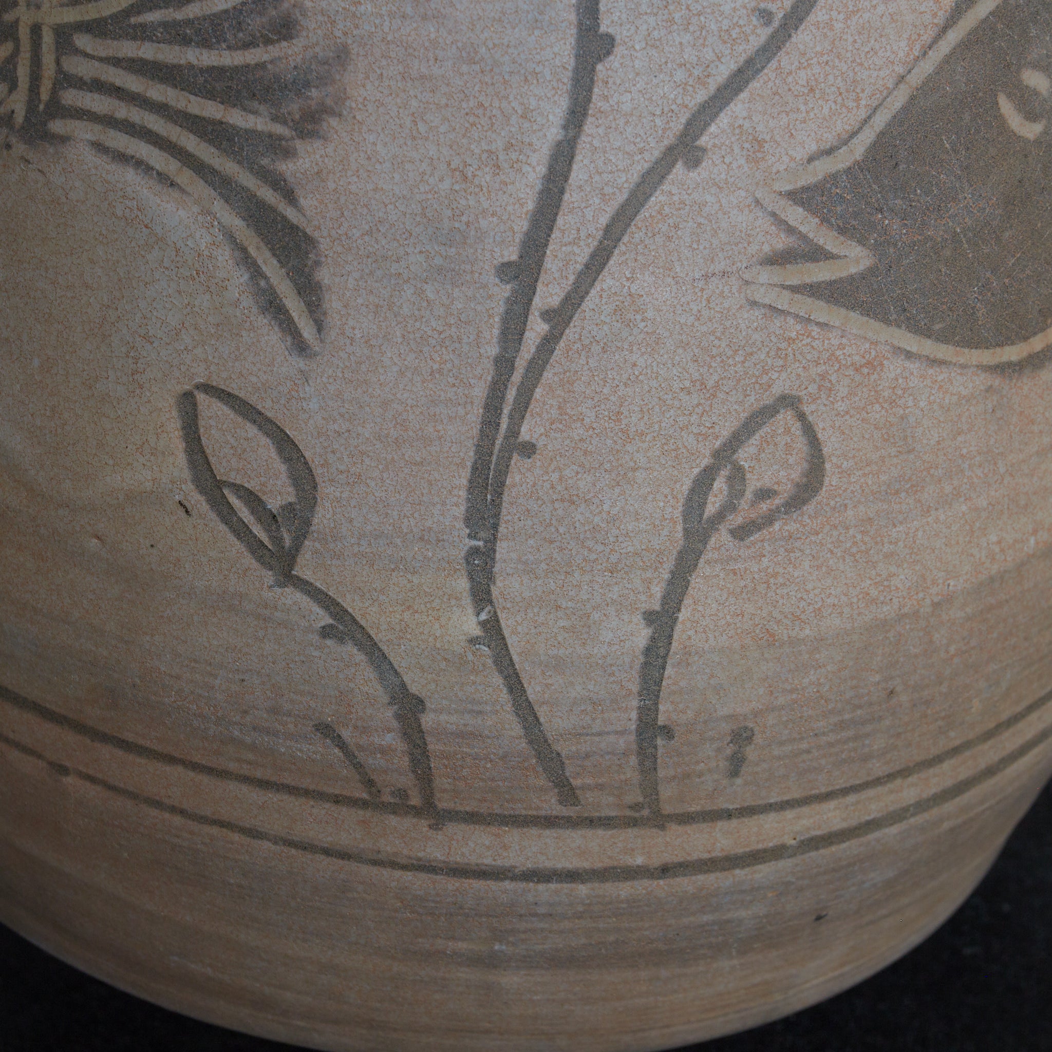 FLASCHE, Buncheong-Ware mit sgraffitoverzierte doppelfischmuster, mit Holzkiste, Joseon-Dynastie (1392–1897 n. Chr.) | Detailansicht 34