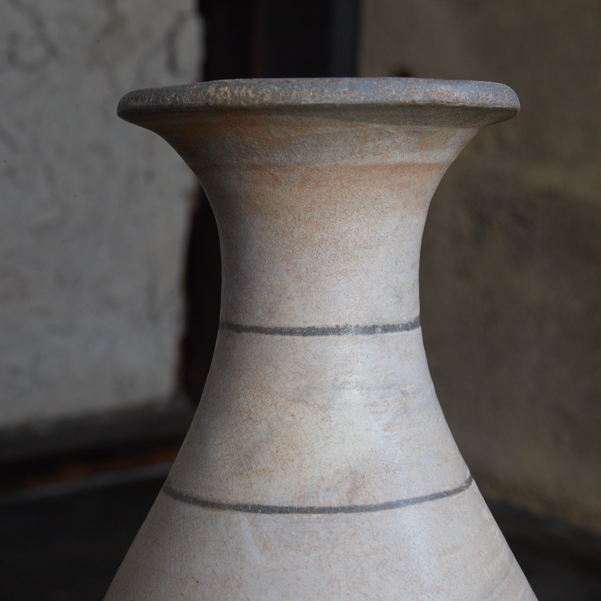 FLASCHE, Buncheong-Ware mit sgraffitoverzierte doppelfischmuster, mit Holzkiste, Joseon-Dynastie (1392–1897 n. Chr.) | Detailansicht 38