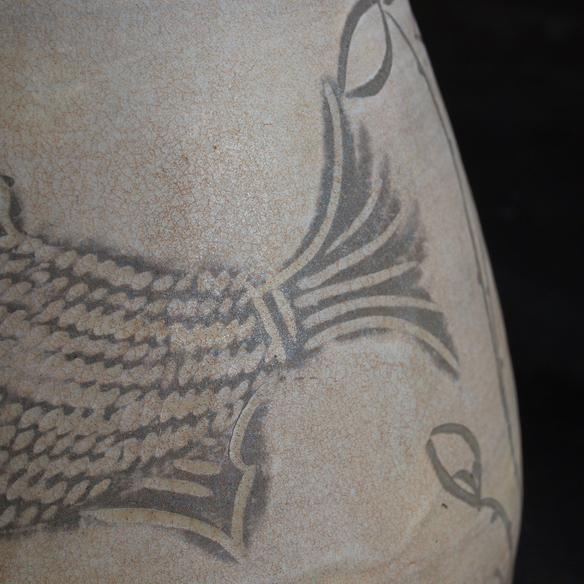 FLASCHE, Buncheong-Ware mit sgraffitoverzierte doppelfischmuster, mit Holzkiste, Joseon-Dynastie (1392–1897 n. Chr.) | Detailansicht 41
