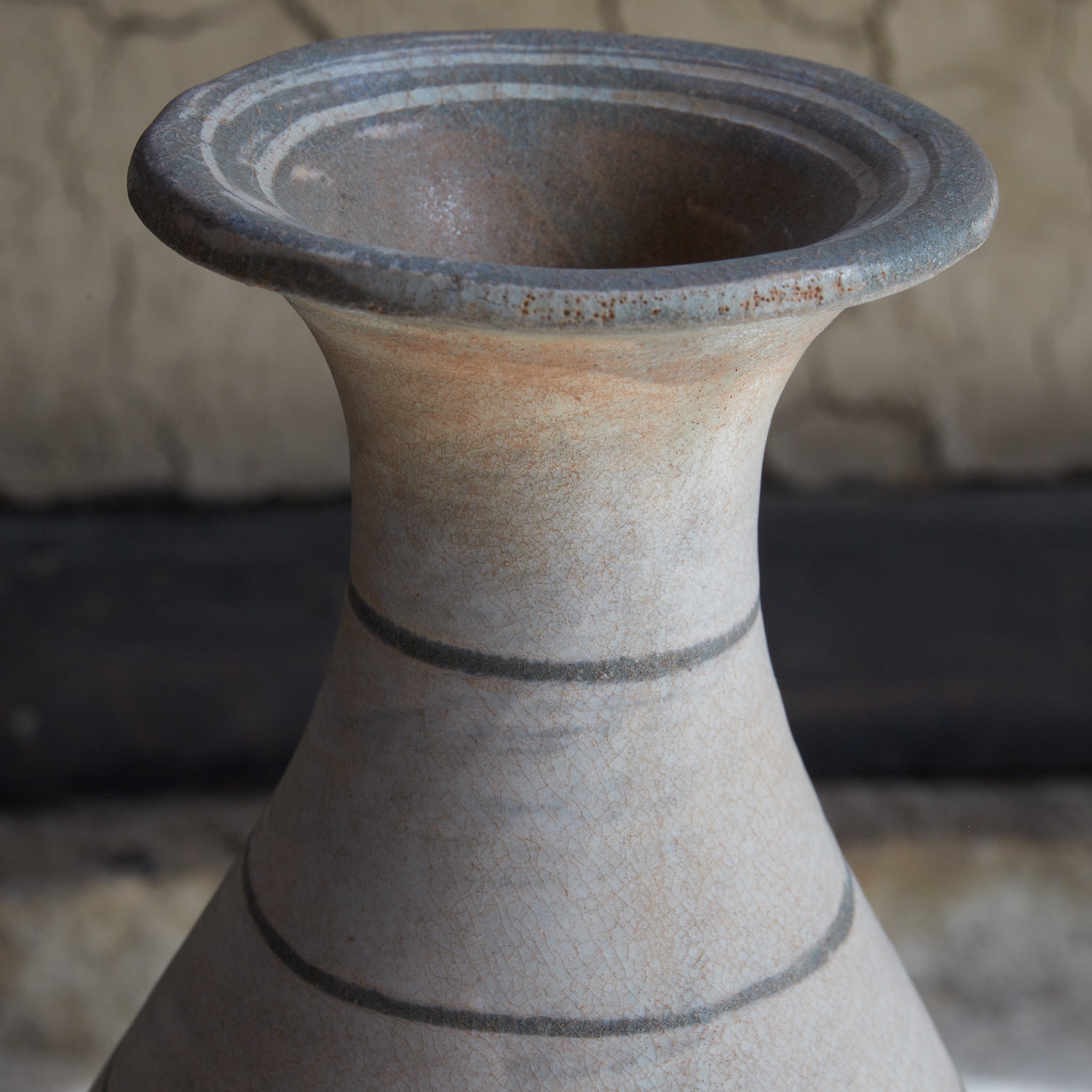 FLASCHE, Buncheong-Ware mit sgraffitoverzierte doppelfischmuster, mit Holzkiste, Joseon-Dynastie (1392–1897 n. Chr.) | Detailansicht 50