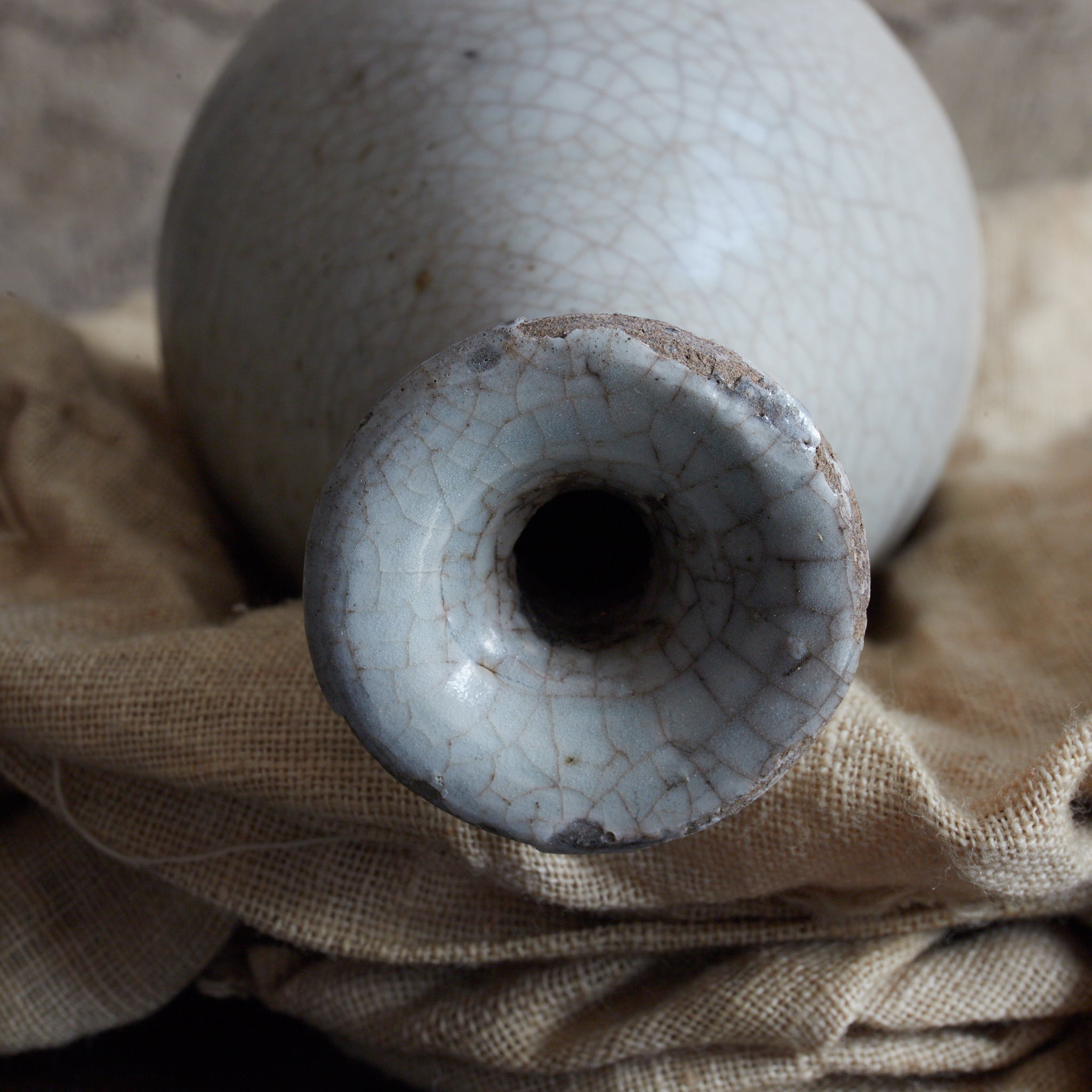 TOKKURI, Buncheong-Ware mit engobiertes pinselstrichmuster, Joseon-Dynastie (1392–1897 n. Chr.) | Detailansicht 8