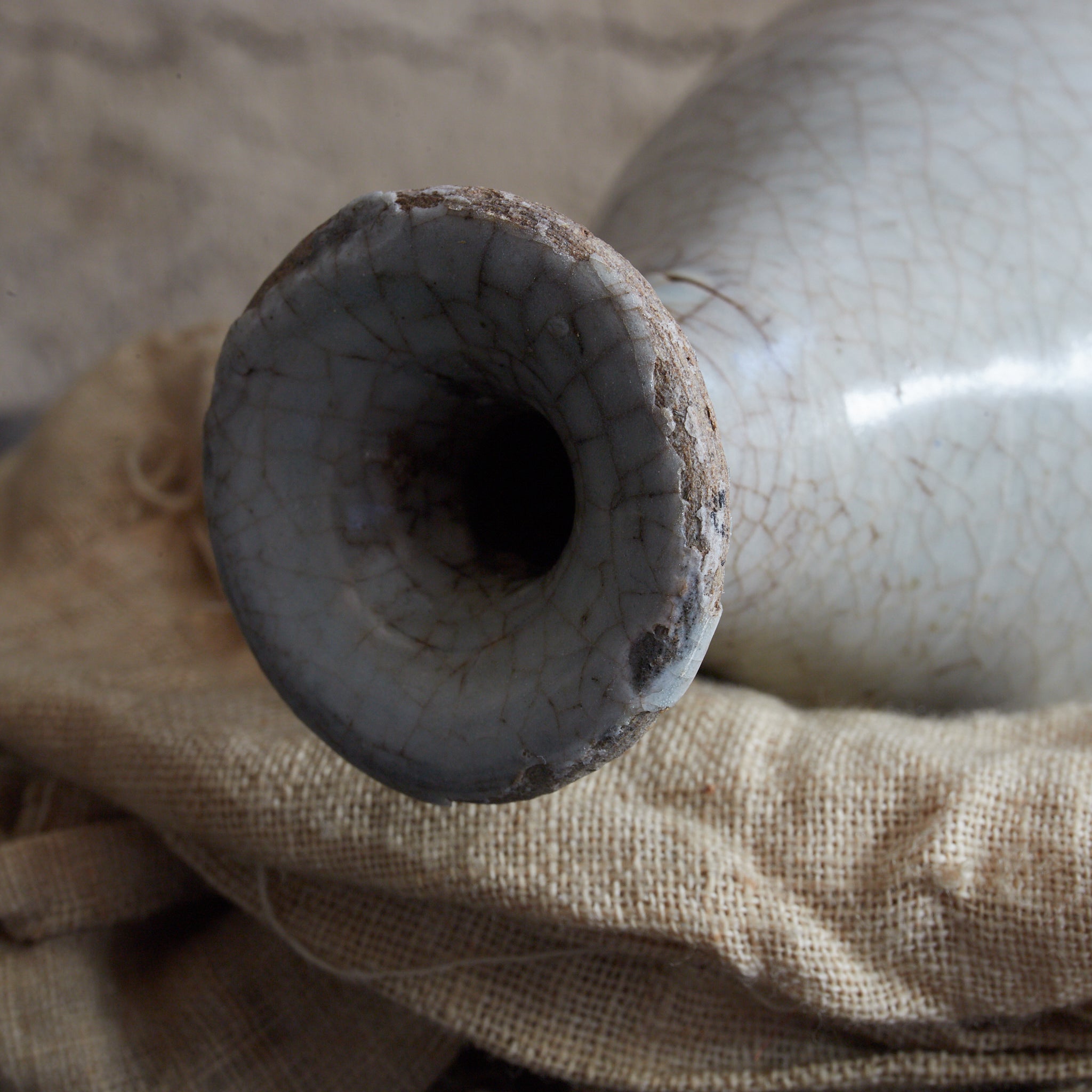 TOKKURI, Buncheong-Ware mit engobiertes pinselstrichmuster, Joseon-Dynastie (1392–1897 n. Chr.) | Detailansicht 9