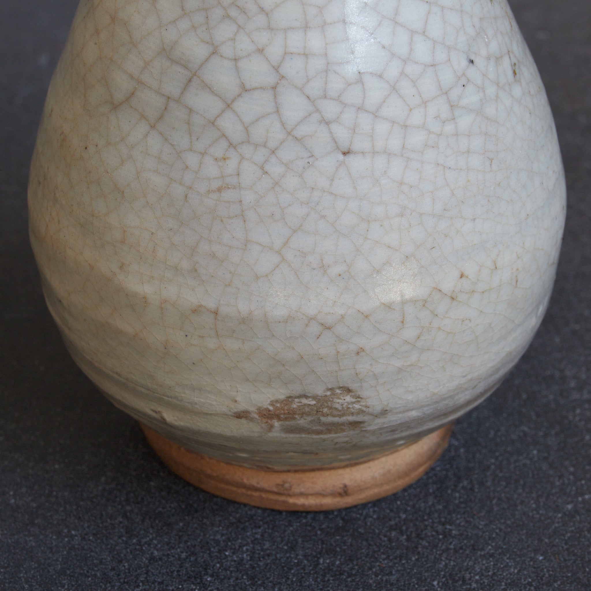 TOKKURI, Buncheong-Ware mit engobiertes pinselstrichmuster, Joseon-Dynastie (1392–1897 n. Chr.) | Detailansicht 16