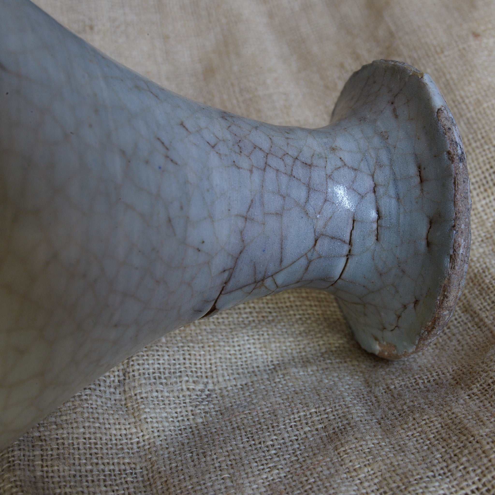 TOKKURI, Buncheong-Ware mit engobiertes pinselstrichmuster, Joseon-Dynastie (1392–1897 n. Chr.) | Detailansicht 18