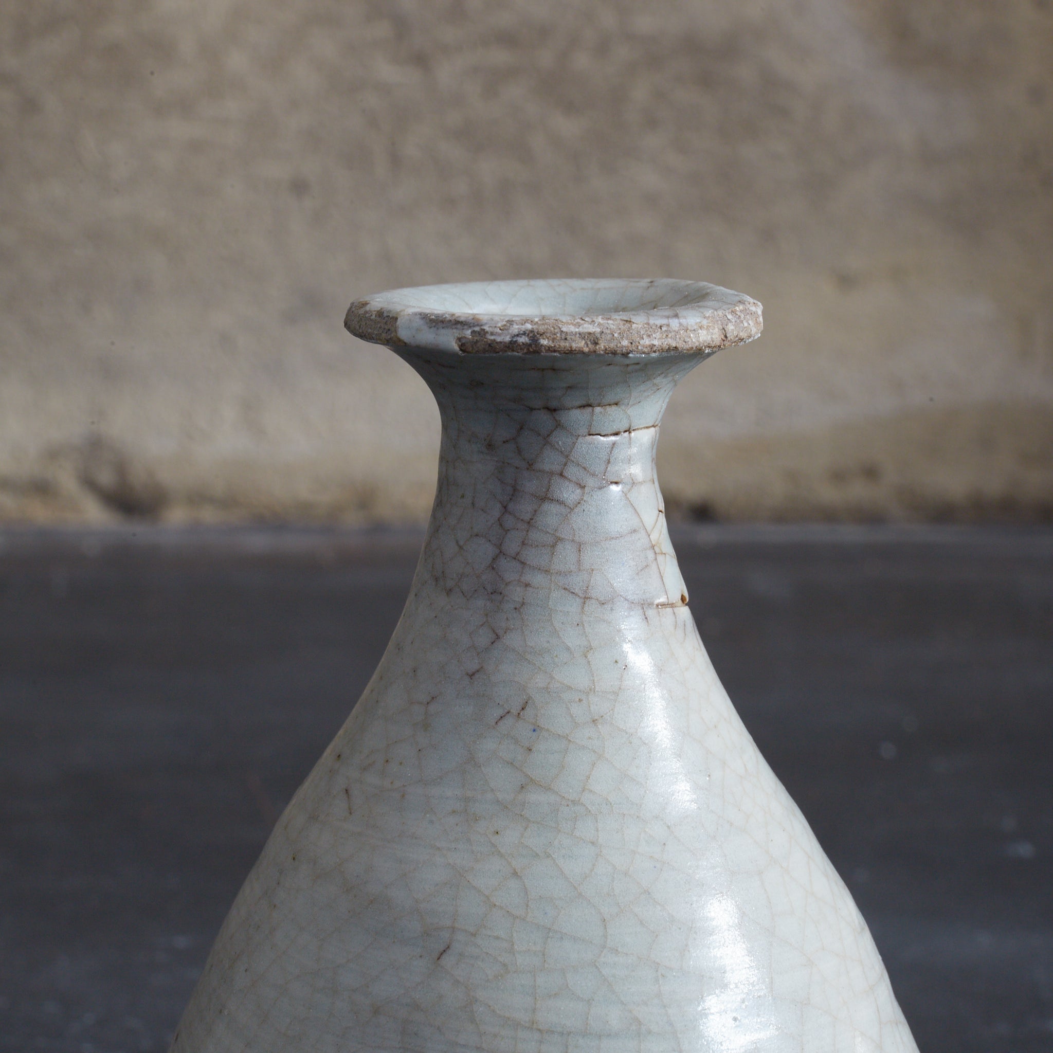 TOKKURI, Buncheong-Ware mit engobiertes pinselstrichmuster, Joseon-Dynastie (1392–1897 n. Chr.) | Detailansicht 19