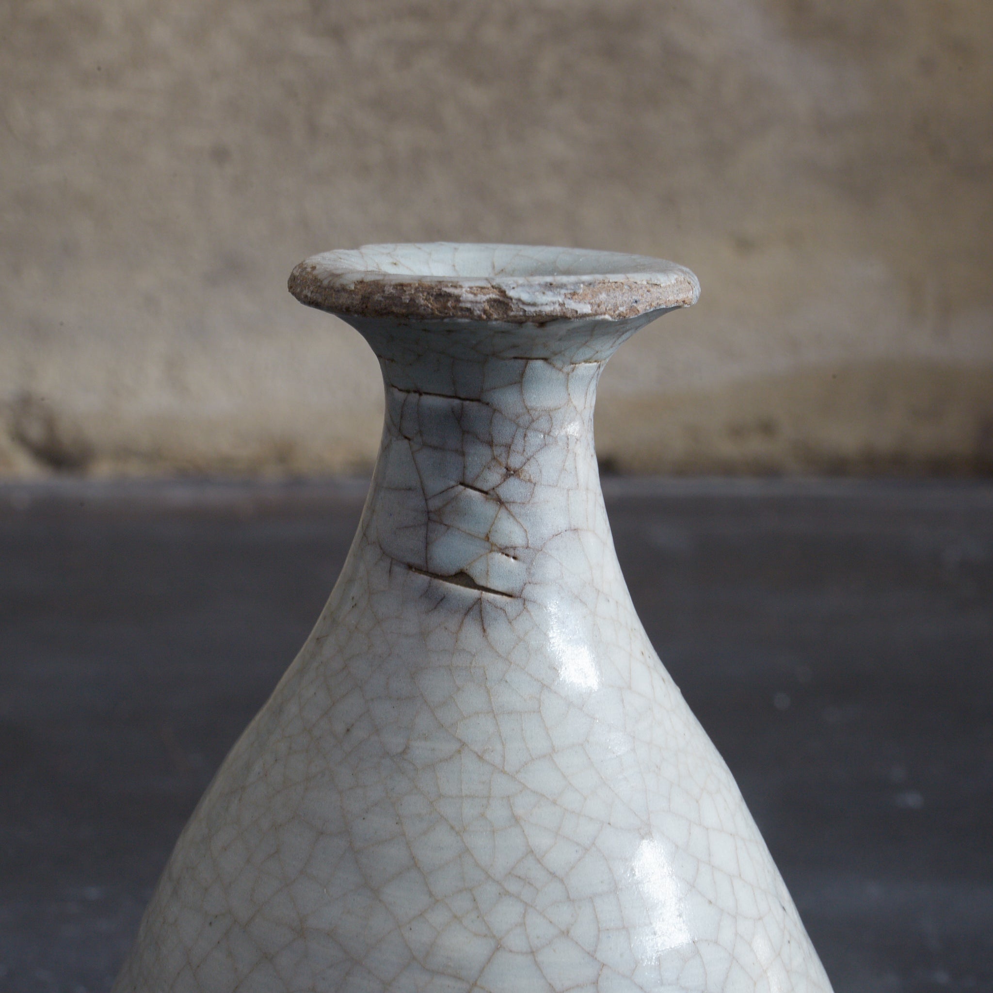 李朝 粉青刷毛目粉引手徳利(1392–1897CE) | 入蘆花(ロカニイル) 李朝 粉青刷毛目粉引手徳利(1392–1897CE) | 入蘆花(ロカニイル)