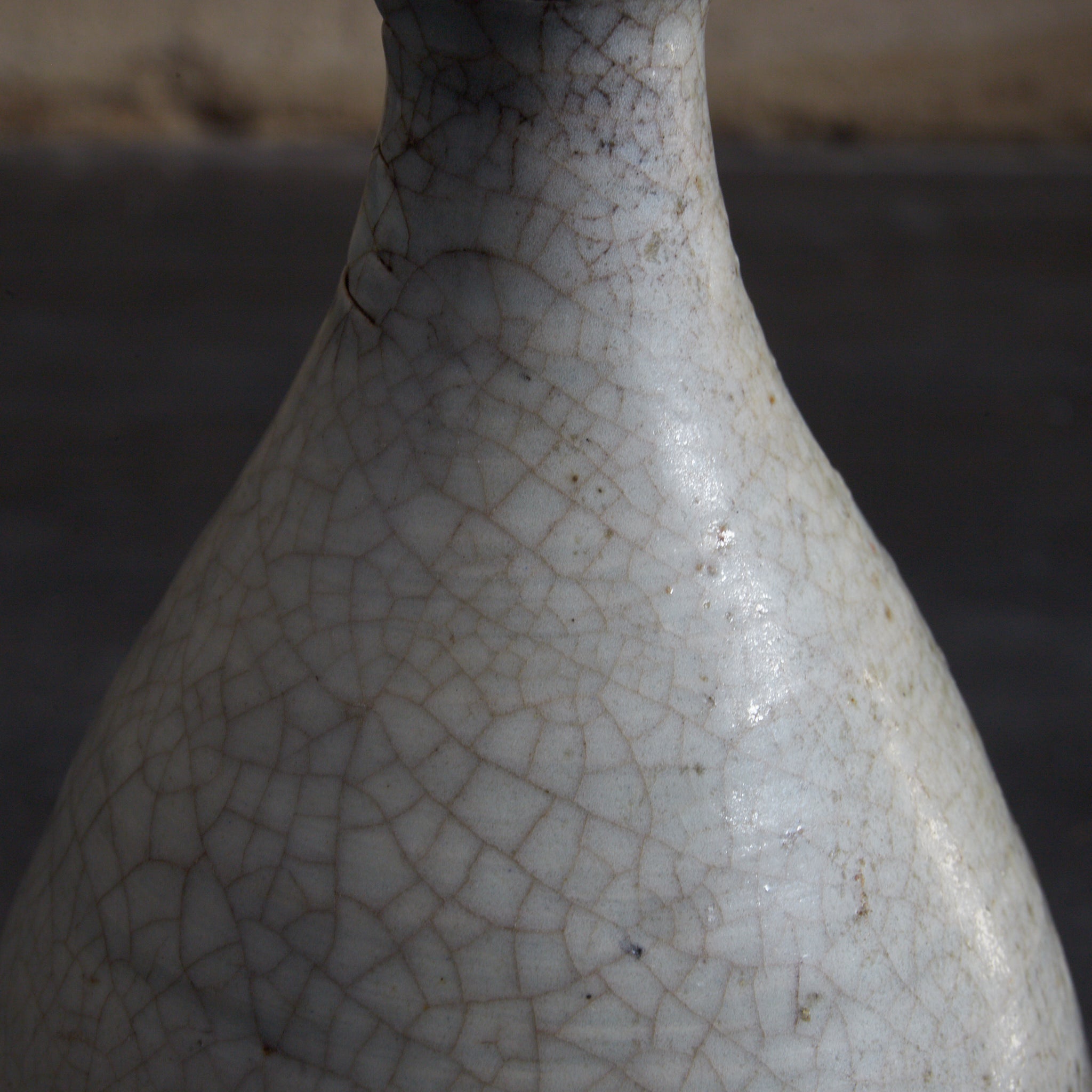 TOKKURI, Buncheong-Ware mit engobiertes pinselstrichmuster, Joseon-Dynastie (1392–1897 n. Chr.) | Detailansicht 24