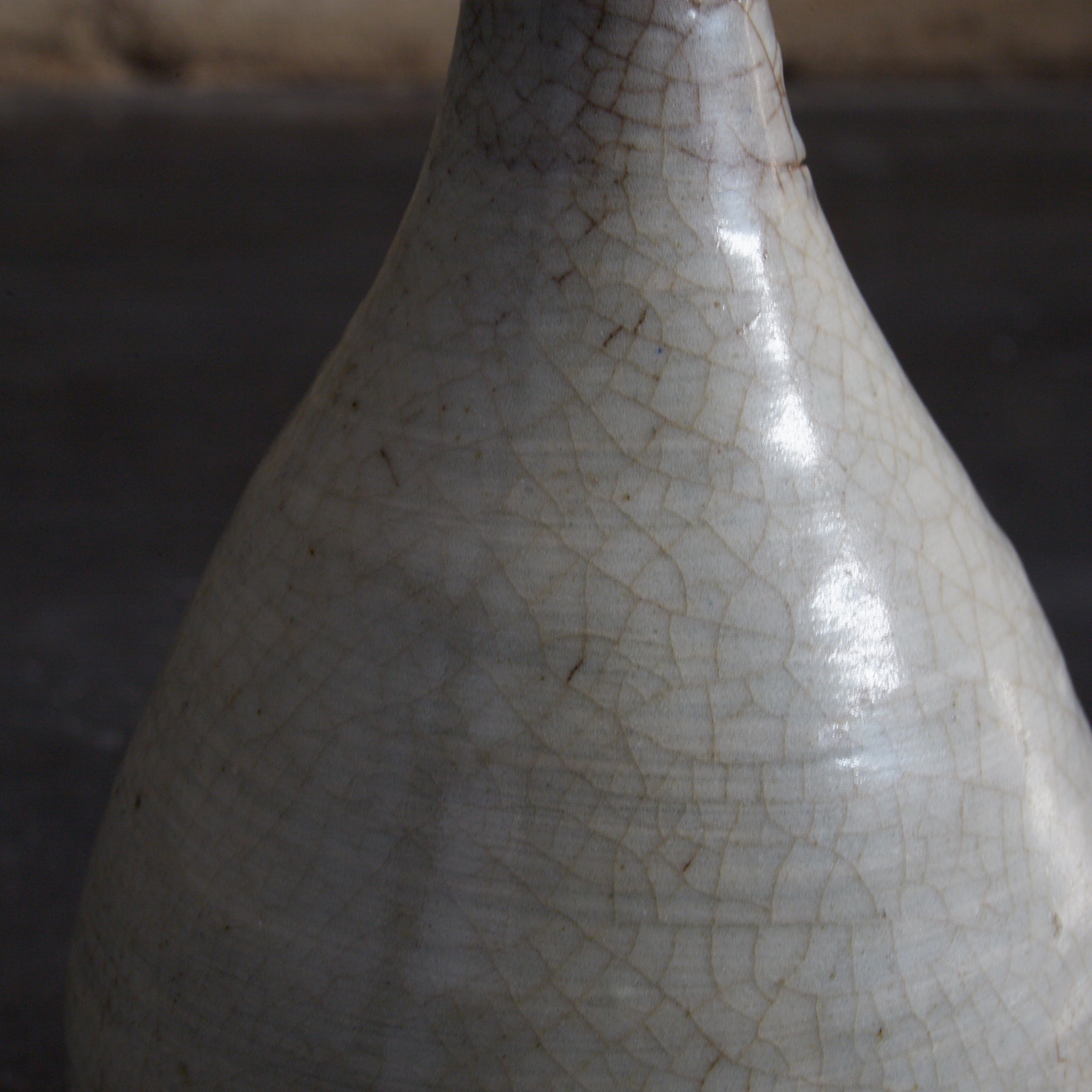 TOKKURI, Buncheong-Ware mit engobiertes pinselstrichmuster, Joseon-Dynastie (1392–1897 n. Chr.) | Detailansicht 25