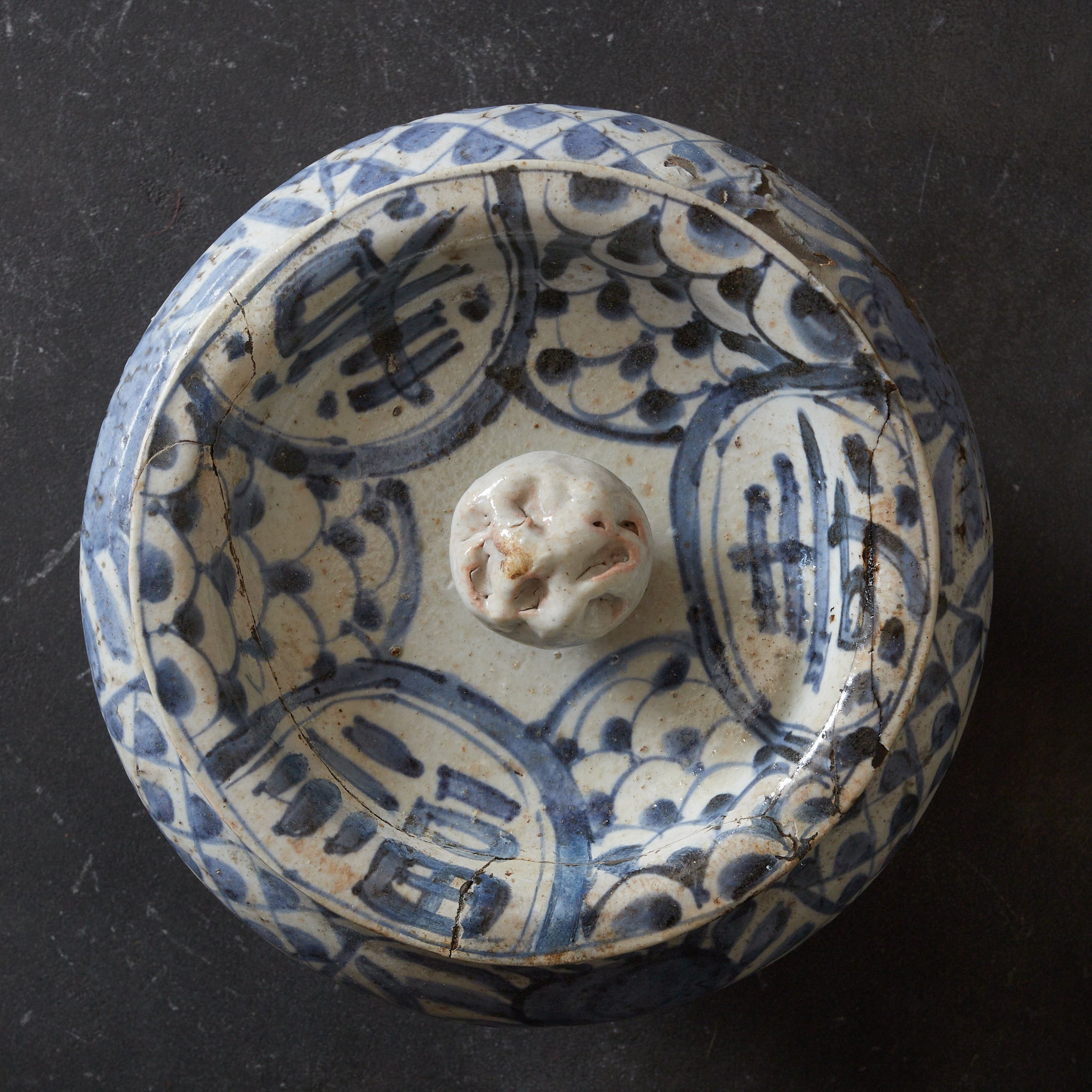 明代 古染付 魚鱗花卉文蓋壺 水指（1368–1644CE） | 入蘆花（ロカニイル）