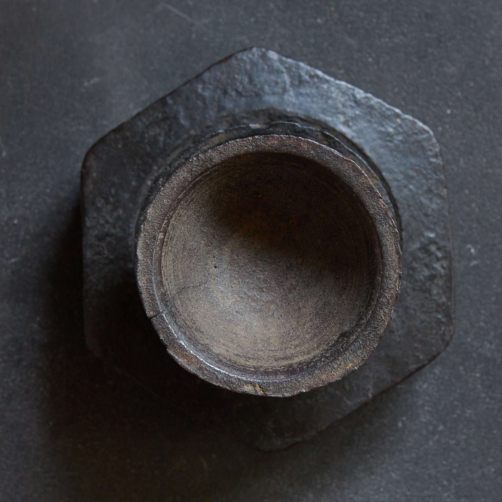 李朝 古鉄面取燭台（1392–1897CE） | Detailansicht 12