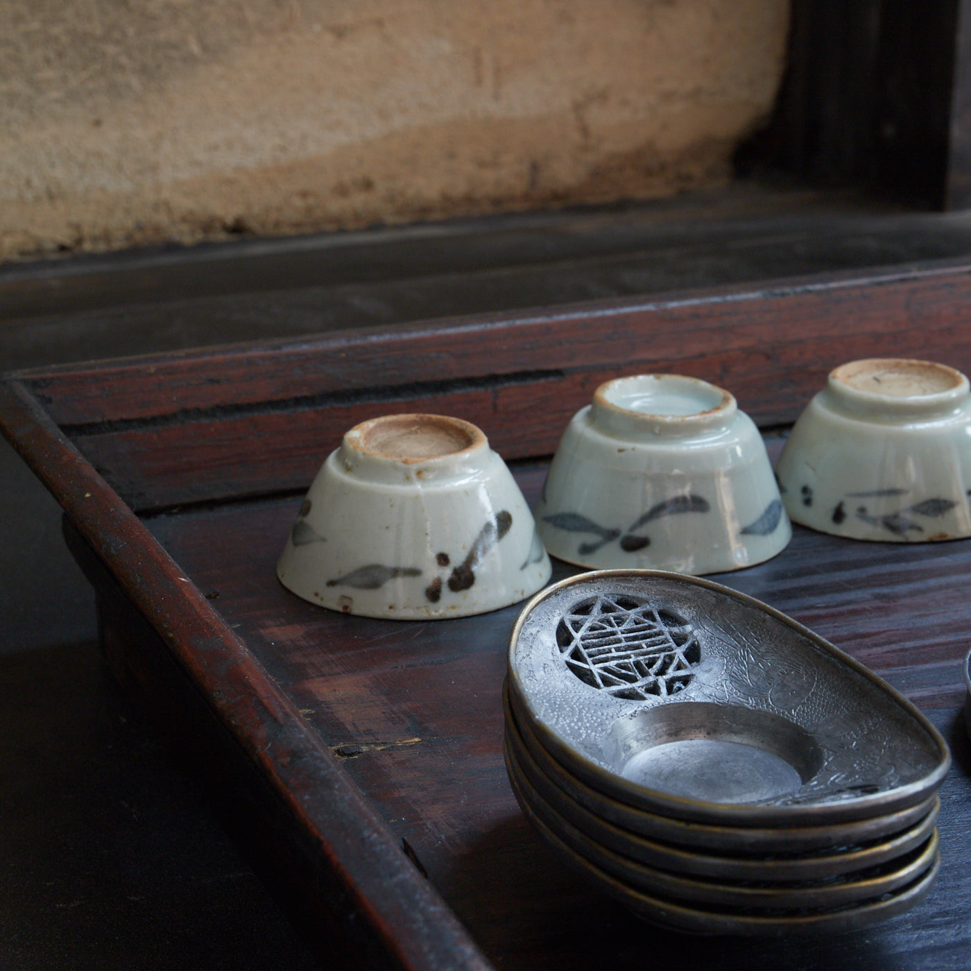 清代 古錫銅覆陰刻鳥花文透彫茶托 5客揃（1616–1911CE） – 茶托