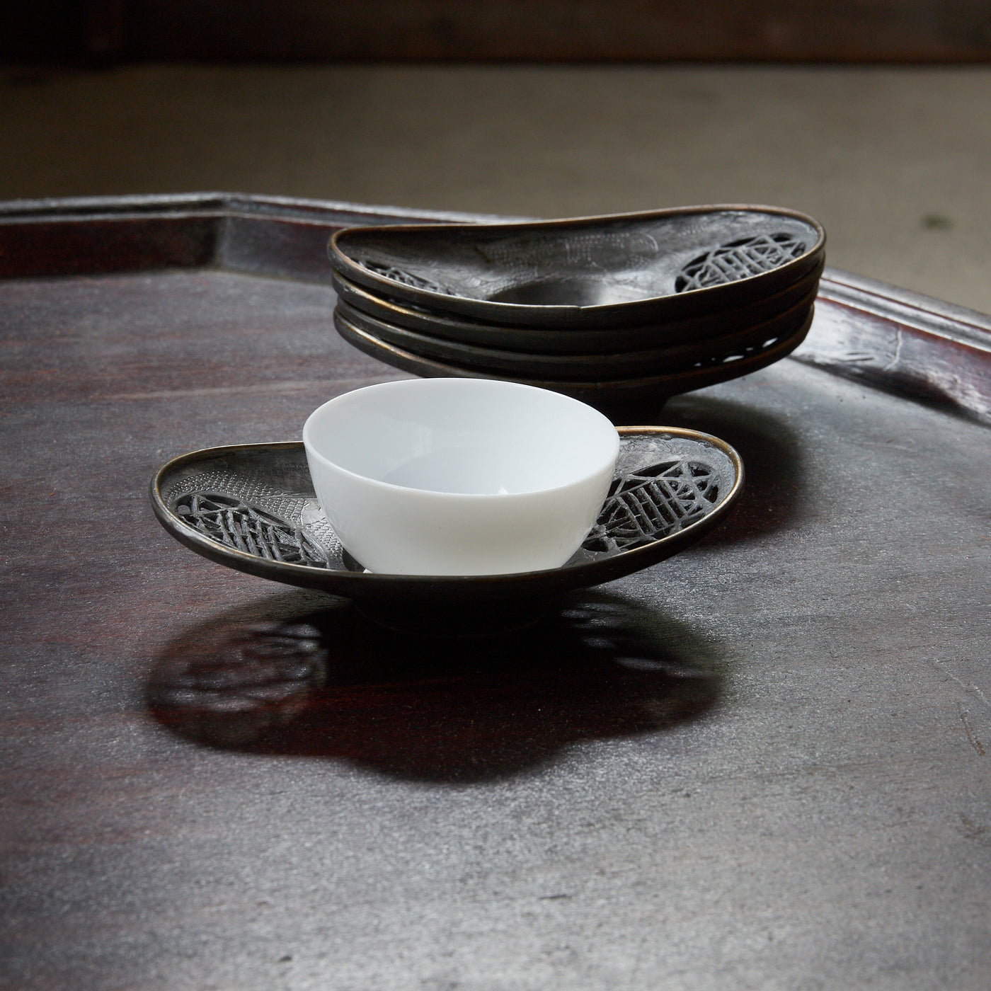 清代 古錫銅覆陰刻鳥花文透彫茶托 5客揃（1616–1911CE） – 茶托