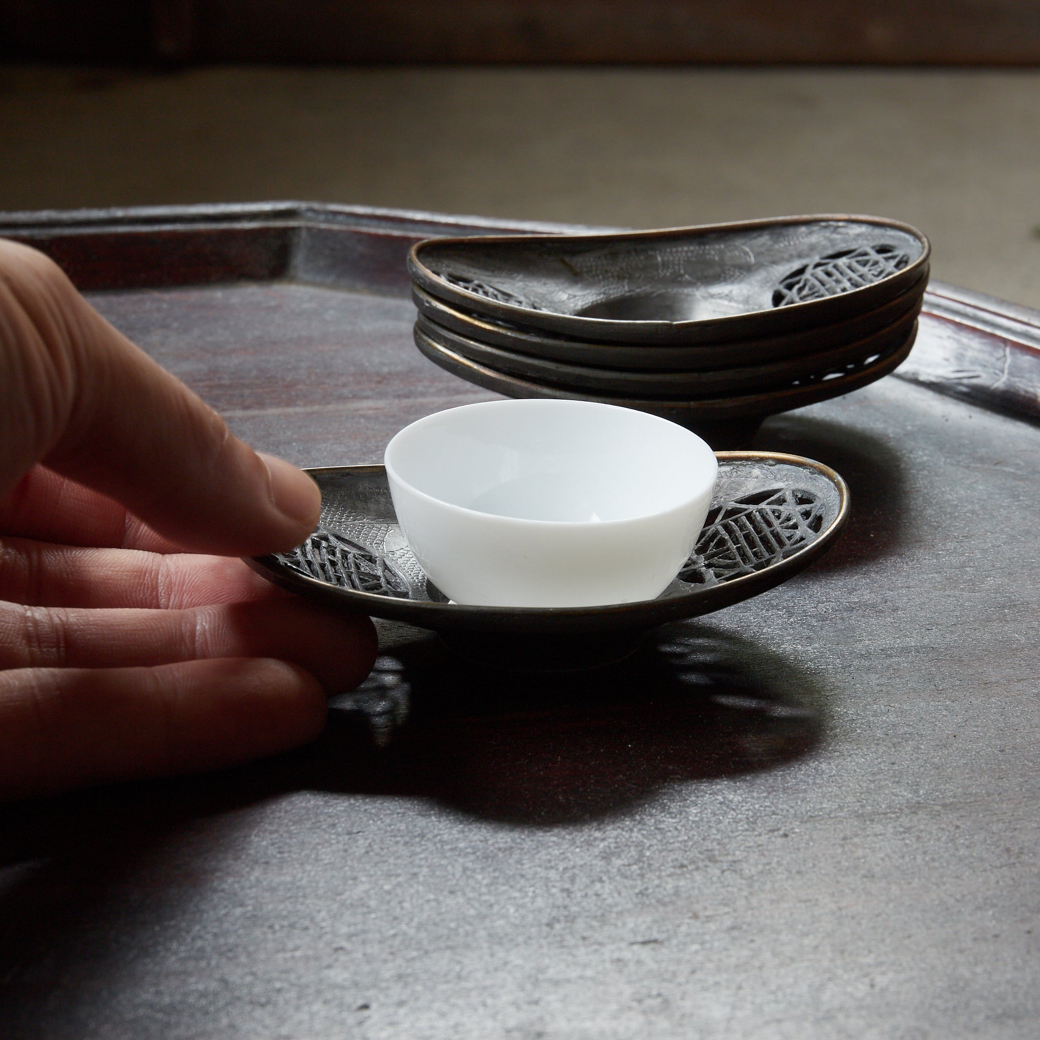 清代 古錫銅覆陰刻鳥花文透彫茶托 5客揃（1616–1911CE） – 茶托