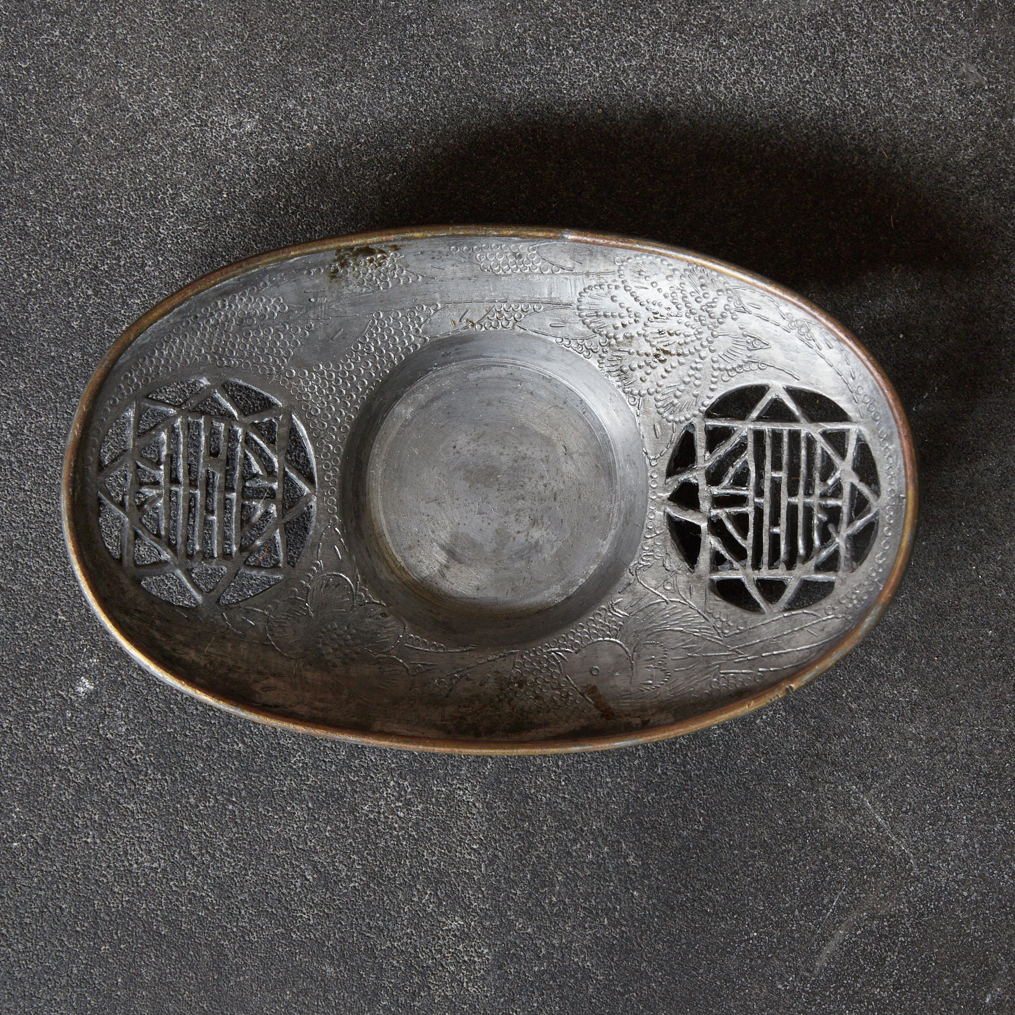 清代 古錫銅覆陰刻鳥花文透彫茶托 5客揃（1616–1911CE）｜詳細画像6