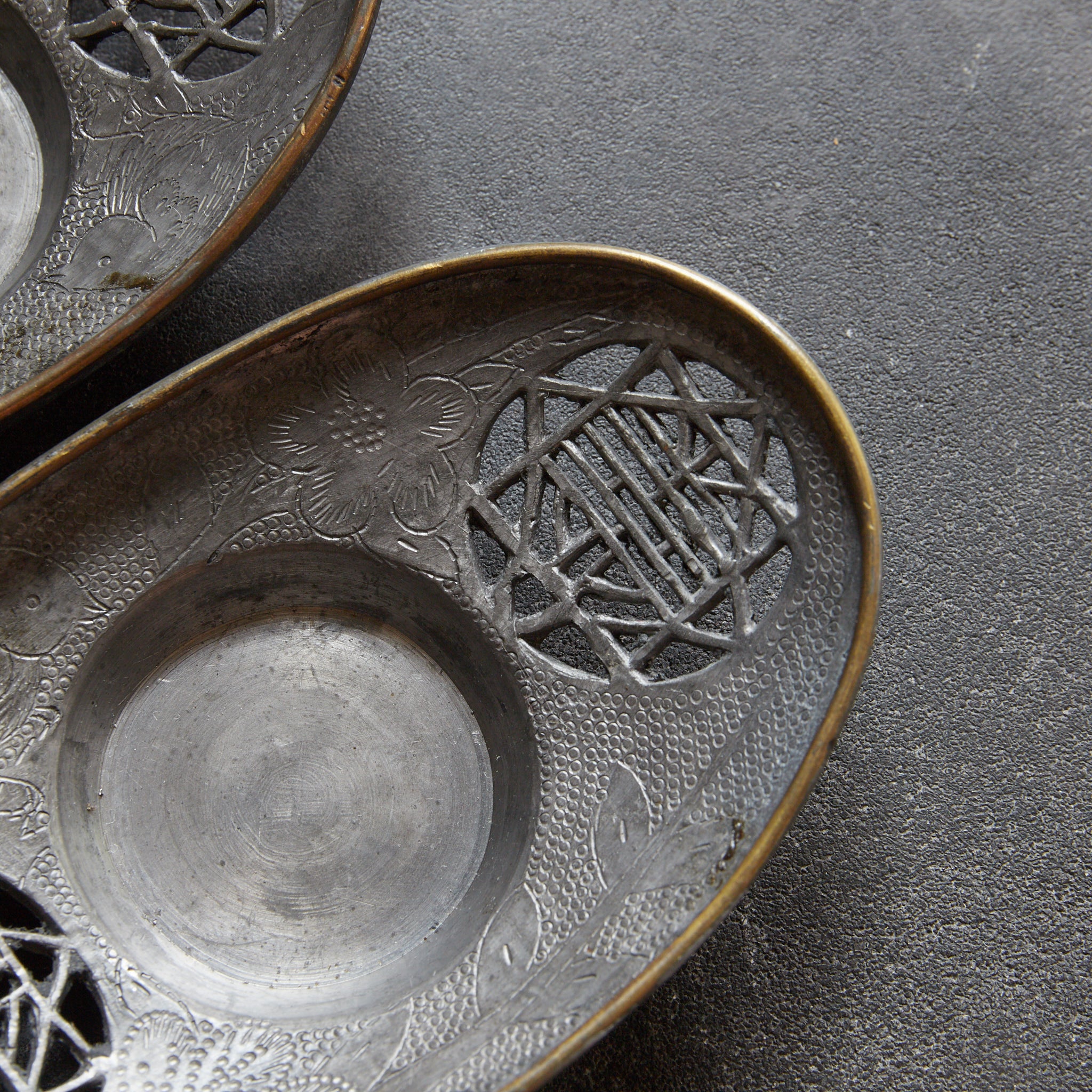 清代 古錫銅覆陰刻鳥花文透彫茶托 5客揃（1616–1911CE）｜詳細画像14