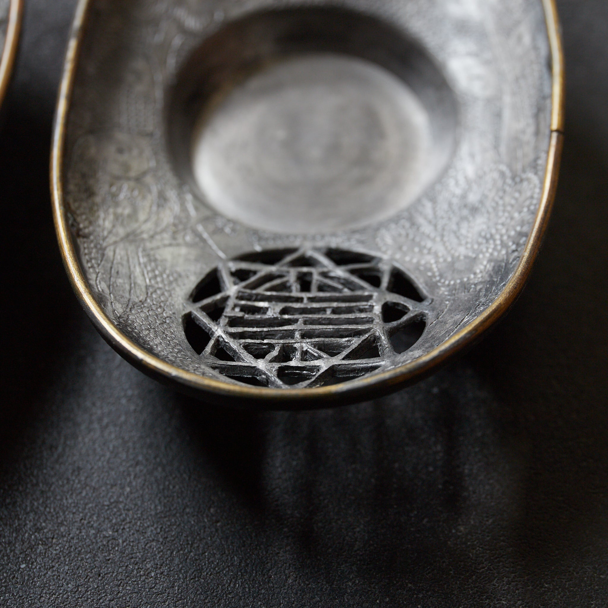 清代 古錫銅覆陰刻鳥花文透彫茶托 5客揃（1616–1911CE）｜詳細画像22