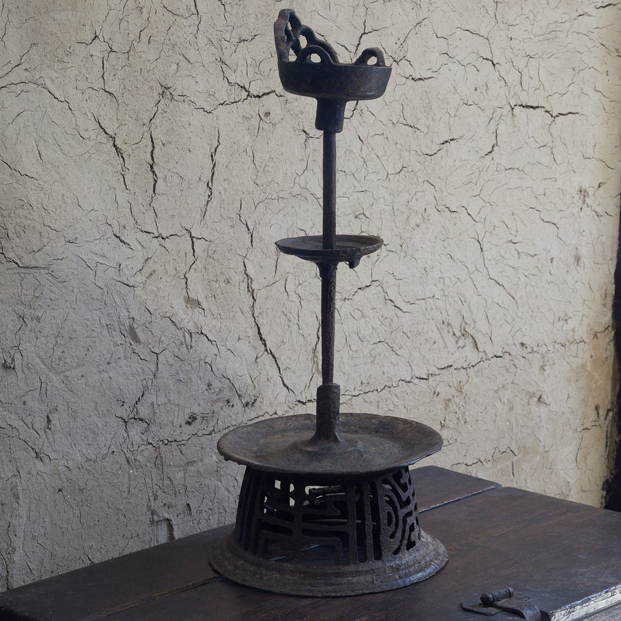 CHANDELIER EN FER, Avec motif ajouré, Dynastie Joseon (1392–1897 apr. J.-C.)