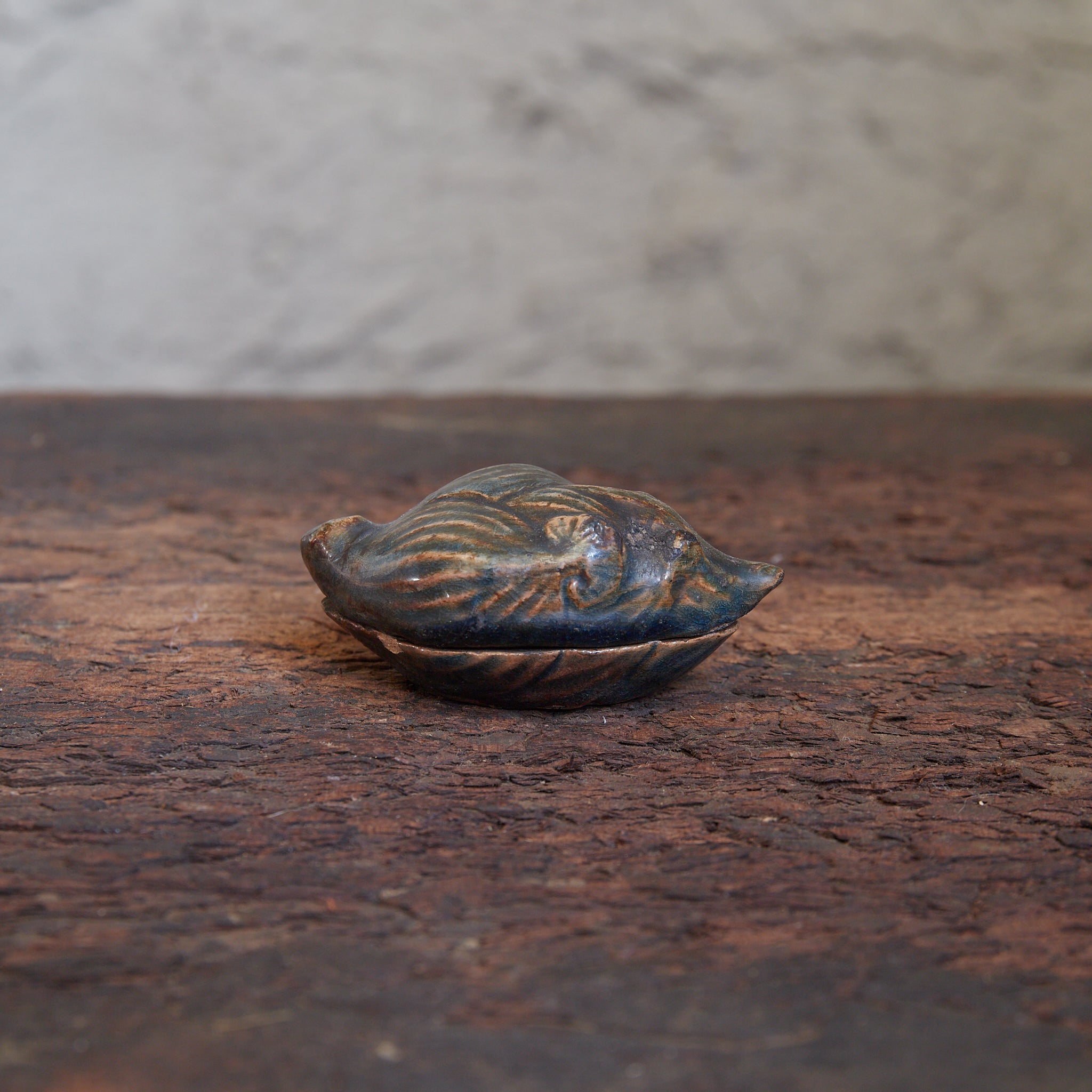INCENSE CONTAINER, Kiln-altered Iridescent Glaze, with a combined lotus-root, lingzhi, and bamboo-shoot design, Edo Period (1603–1867 CE) | Detail image 7