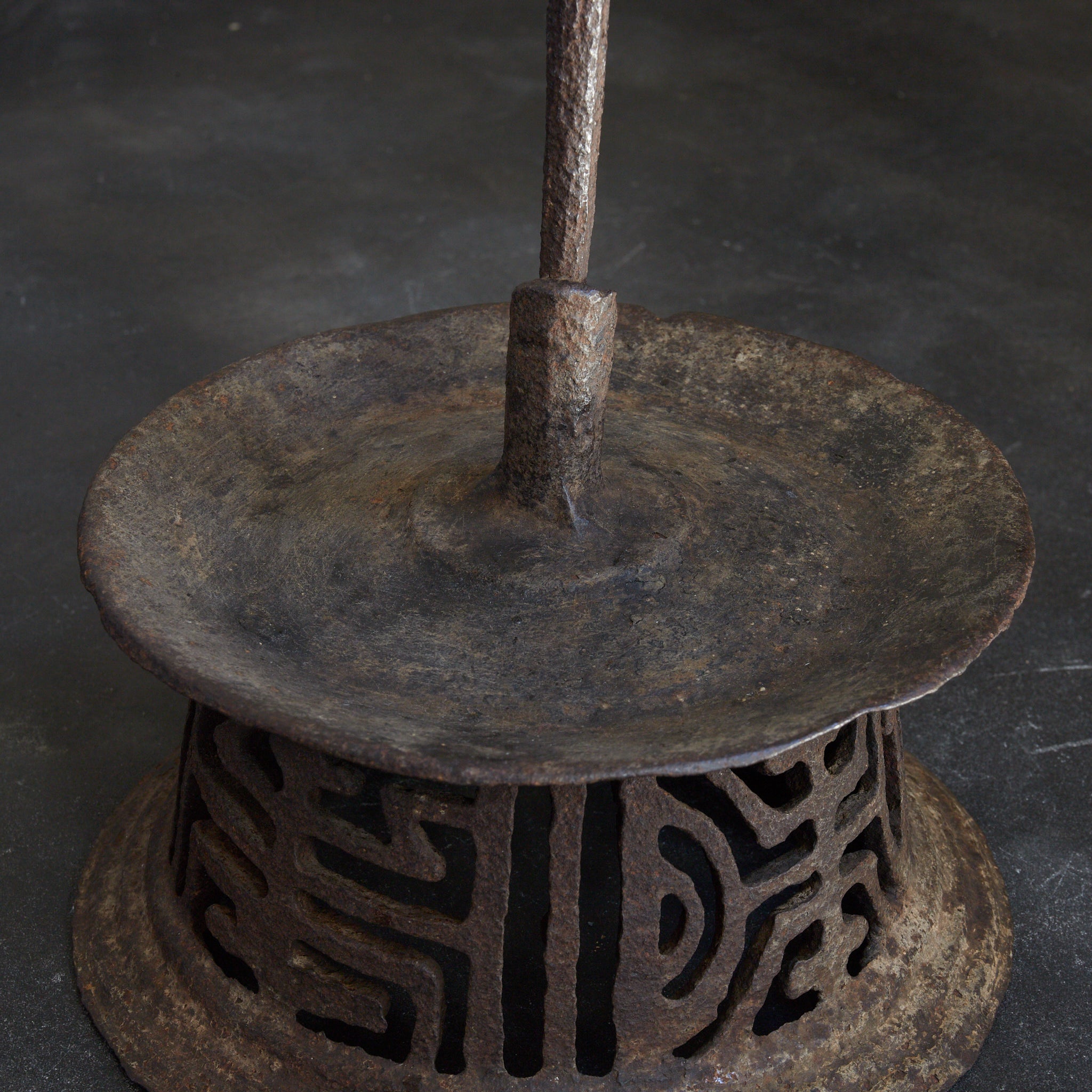 EISERNER KERZENSTÄNDER, Mit Durchbruchmuster, Joseon-Dynastie (1392–1897 n. Chr.) | Detailansicht 13