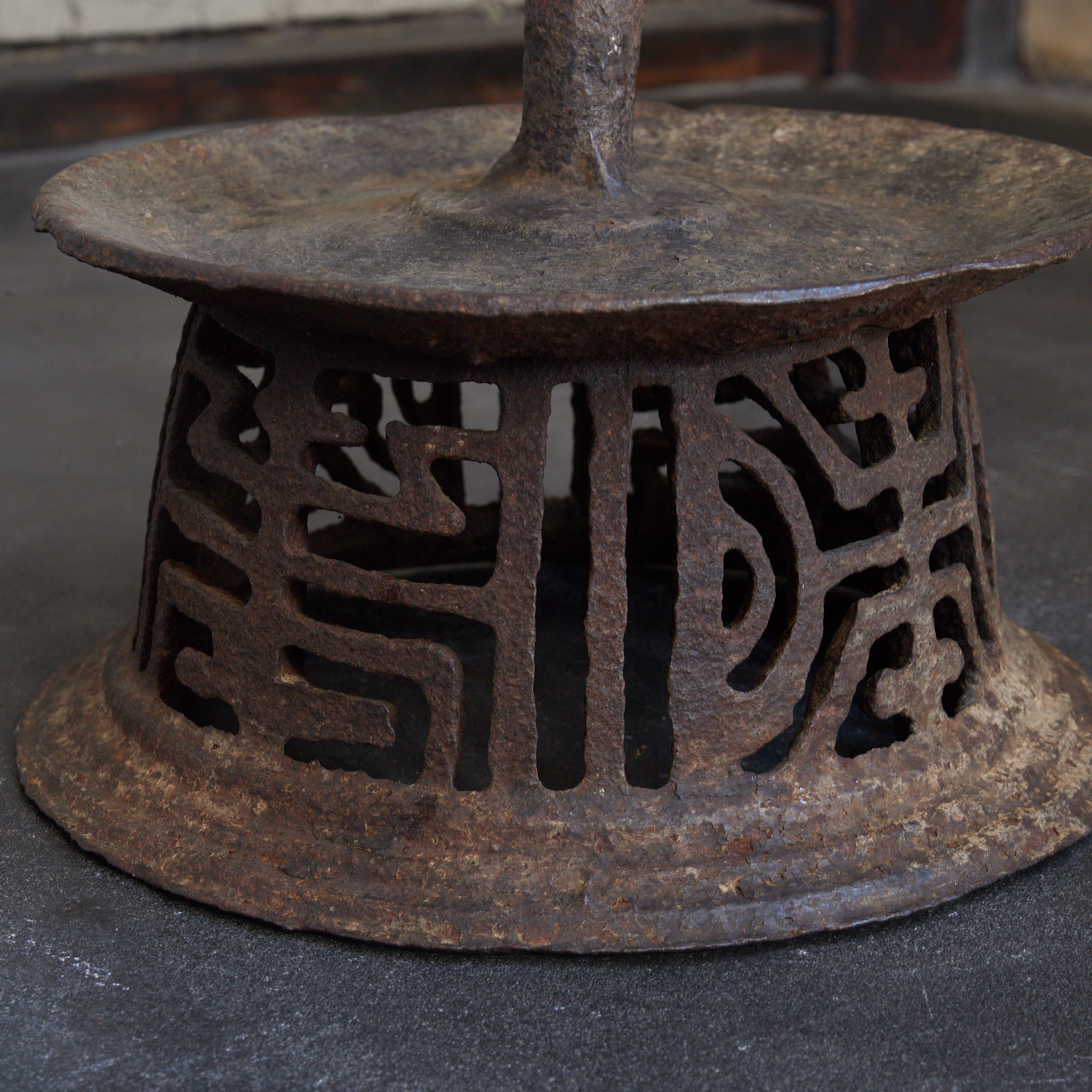 EISERNER KERZENSTÄNDER, Mit Durchbruchmuster, Joseon-Dynastie (1392–1897 n. Chr.) | Detailansicht 14