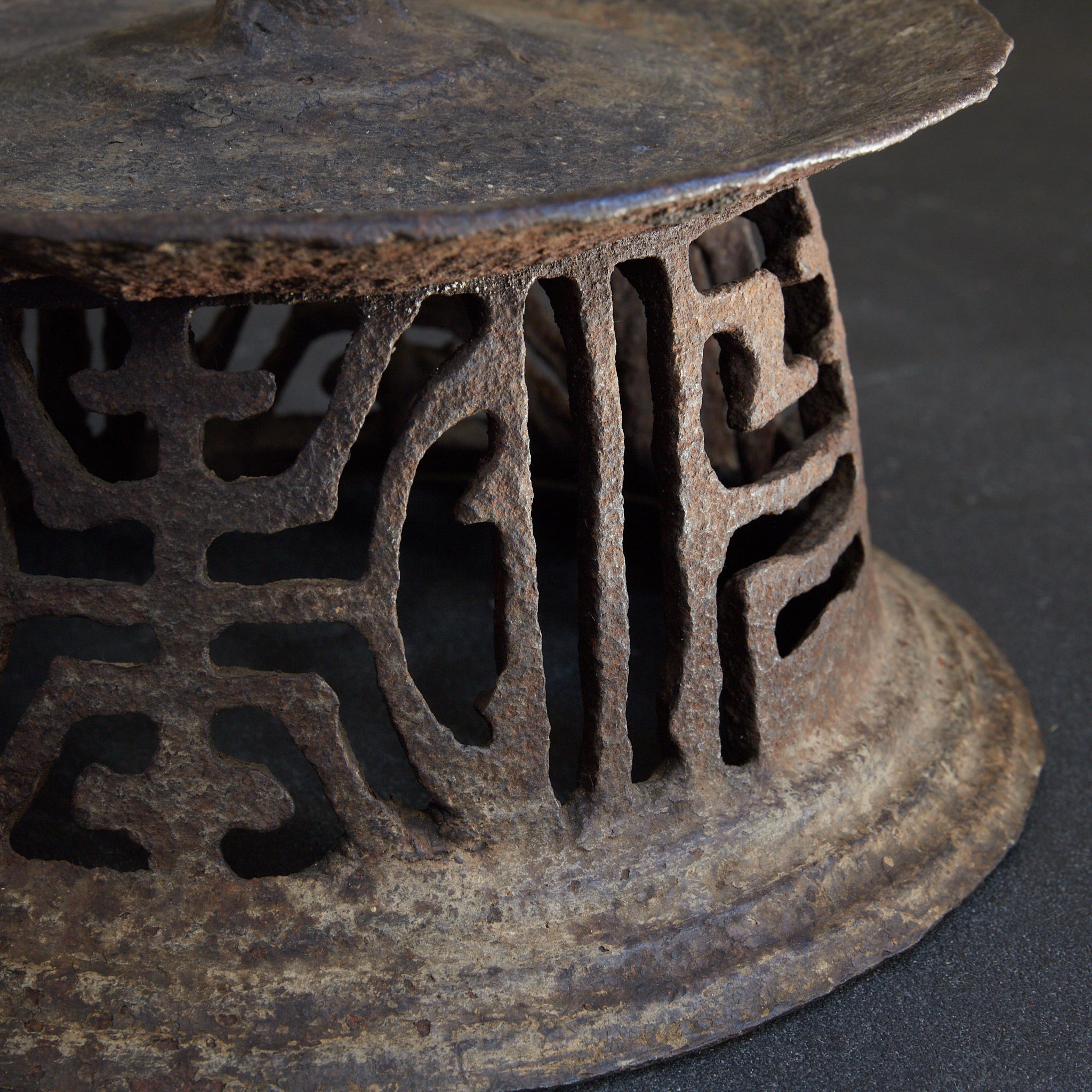 EISERNER KERZENSTÄNDER, Mit Durchbruchmuster, Joseon-Dynastie (1392–1897 n. Chr.) | Detailansicht 15