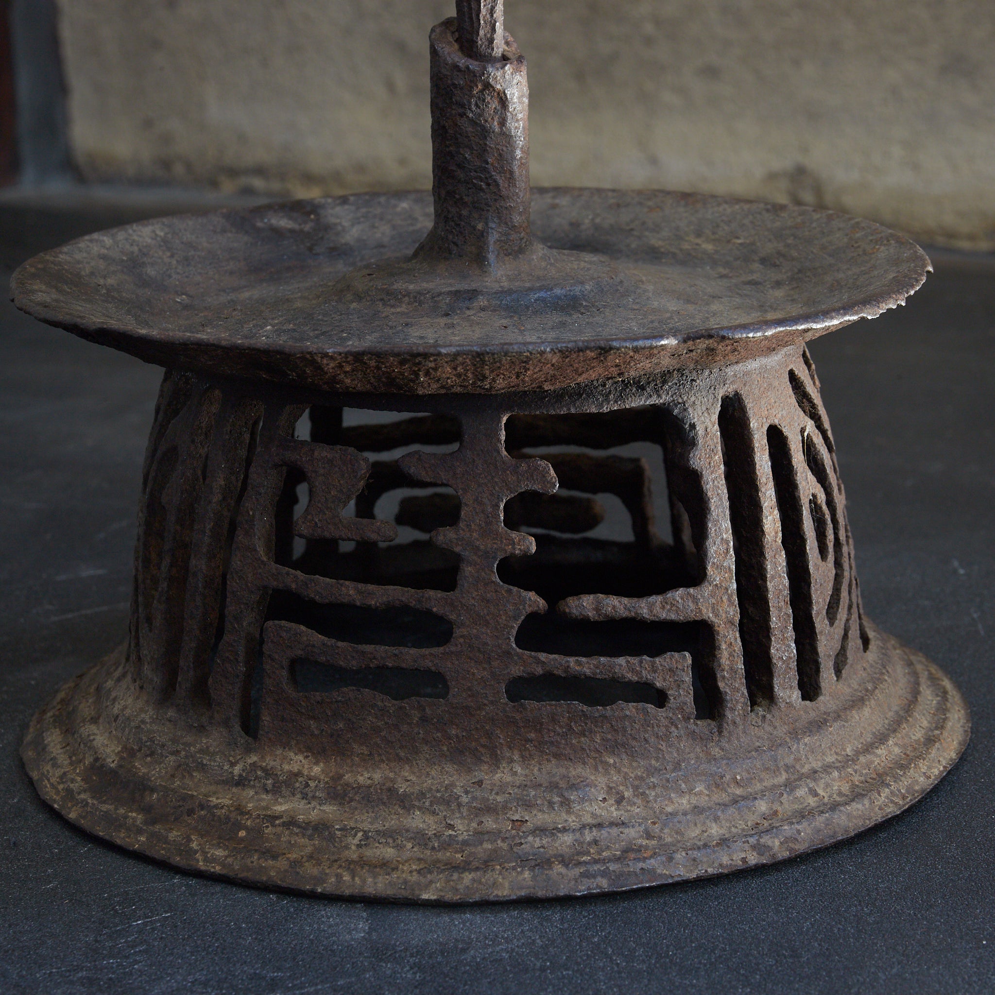 EISERNER KERZENSTÄNDER, Mit Durchbruchmuster, Joseon-Dynastie (1392–1897 n. Chr.) | Detailansicht 16