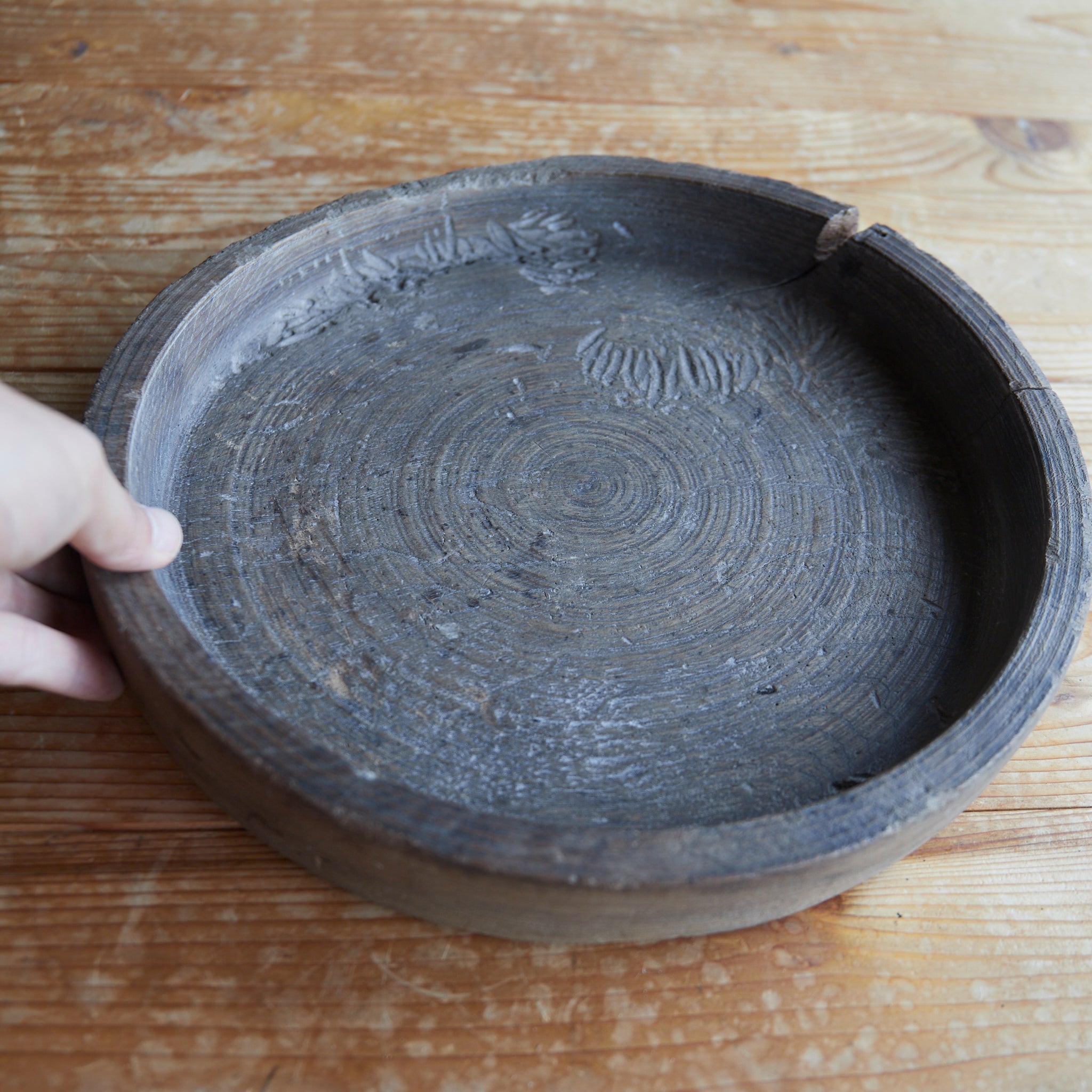 Solid wood hollowed-out tray Edo period/1603-1867CE