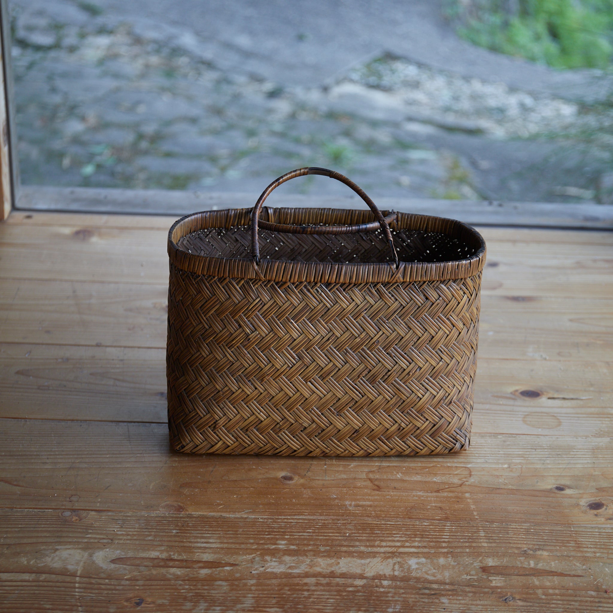 Old bamboo basket that grew well in amber color Open-air basket Taisho Taisho period/1912-1926CE