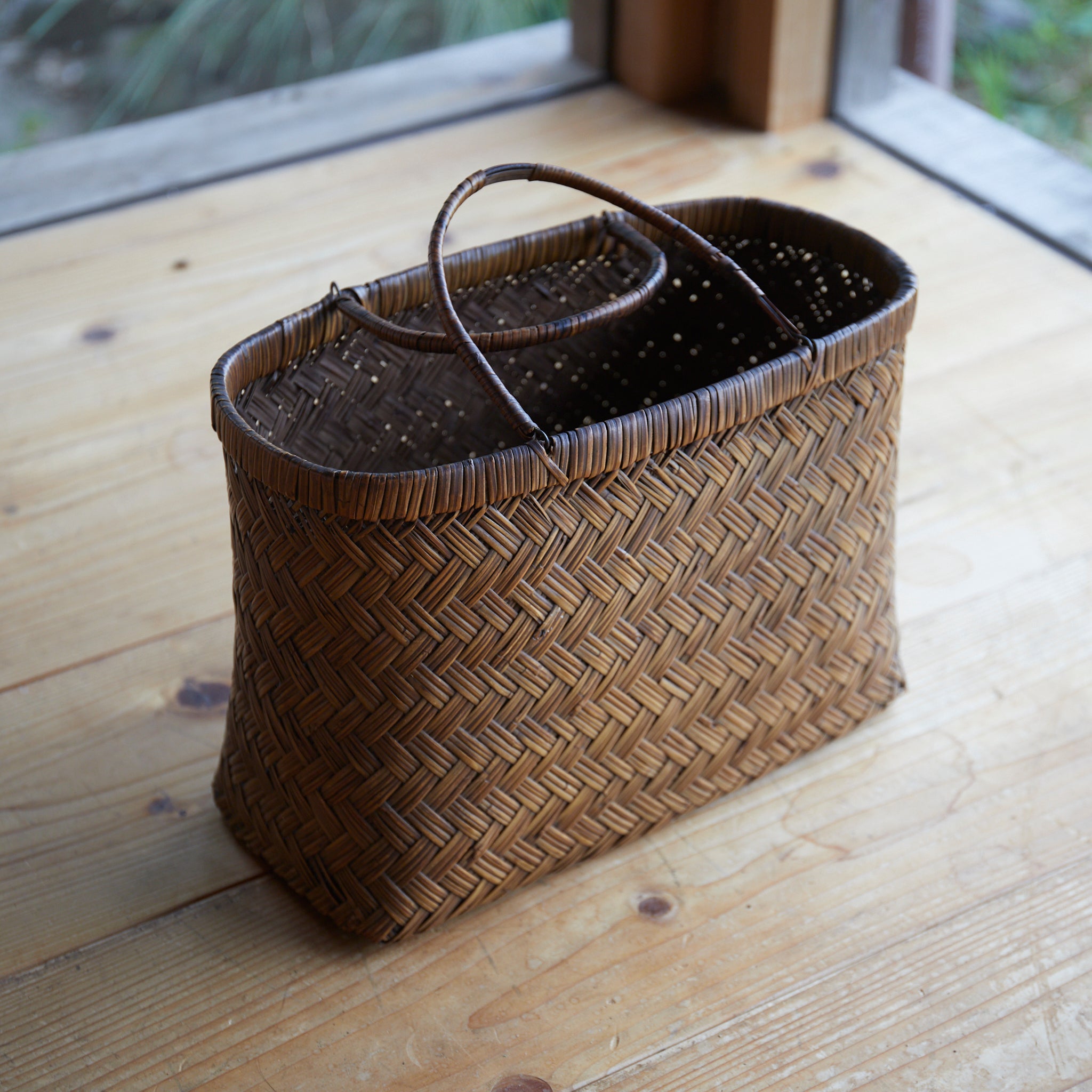 Old bamboo basket that grew well in amber color Open-air basket Taisho Taisho period/1912-1926CE