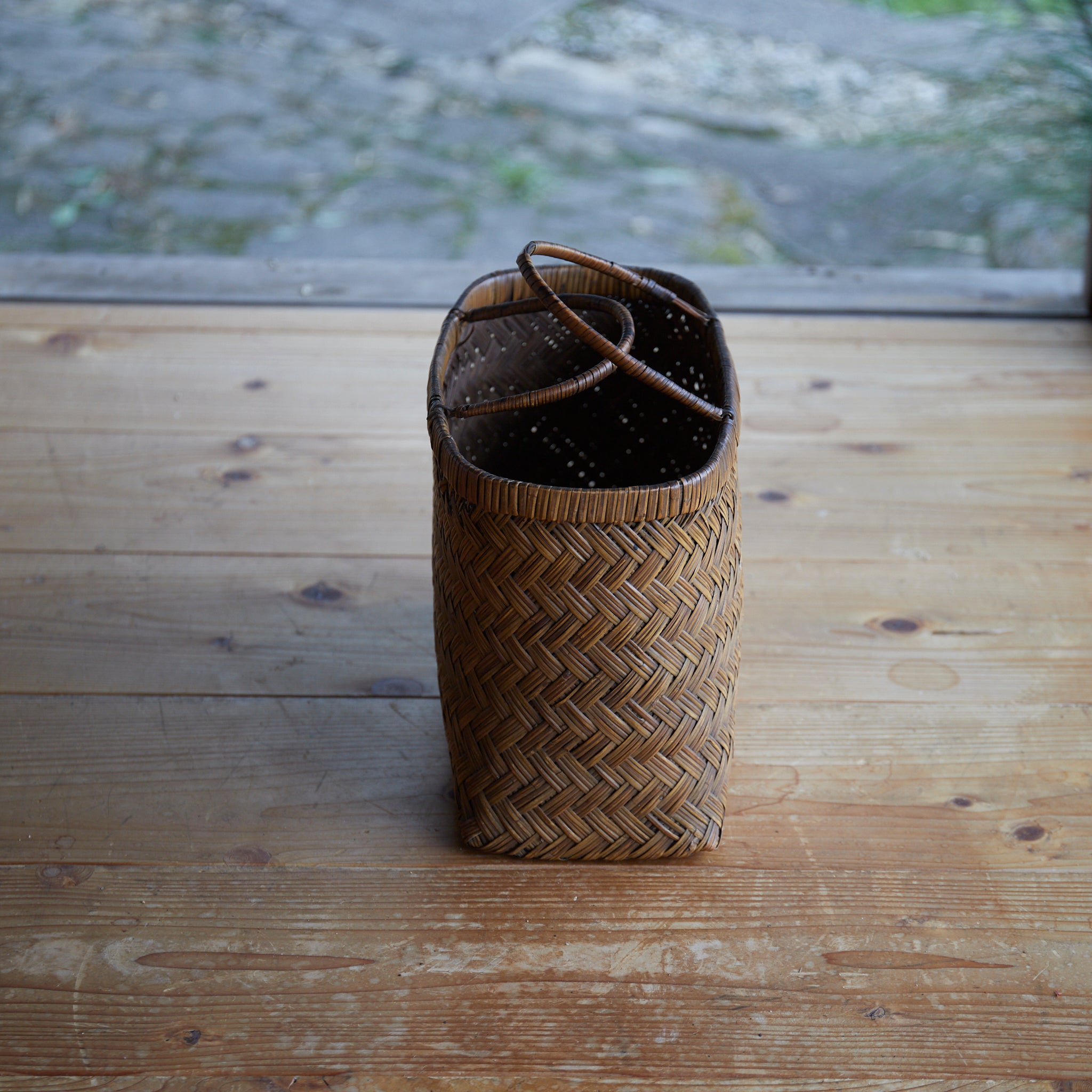 Old bamboo basket that grew well in amber color Open-air basket Taisho Taisho period/1912-1926CE