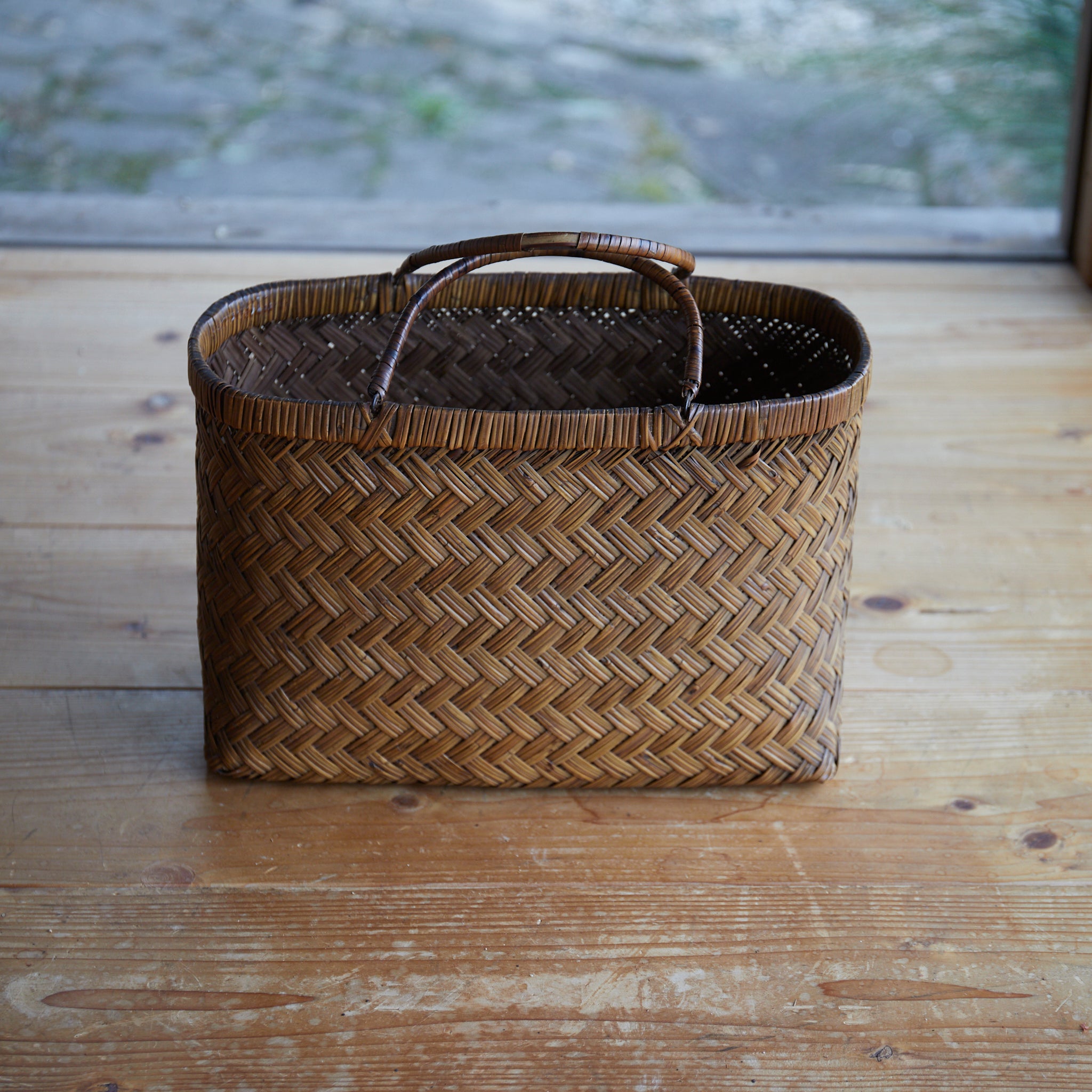 Old bamboo basket that grew well in amber color Open-air basket Taisho Taisho period/1912-1926CE