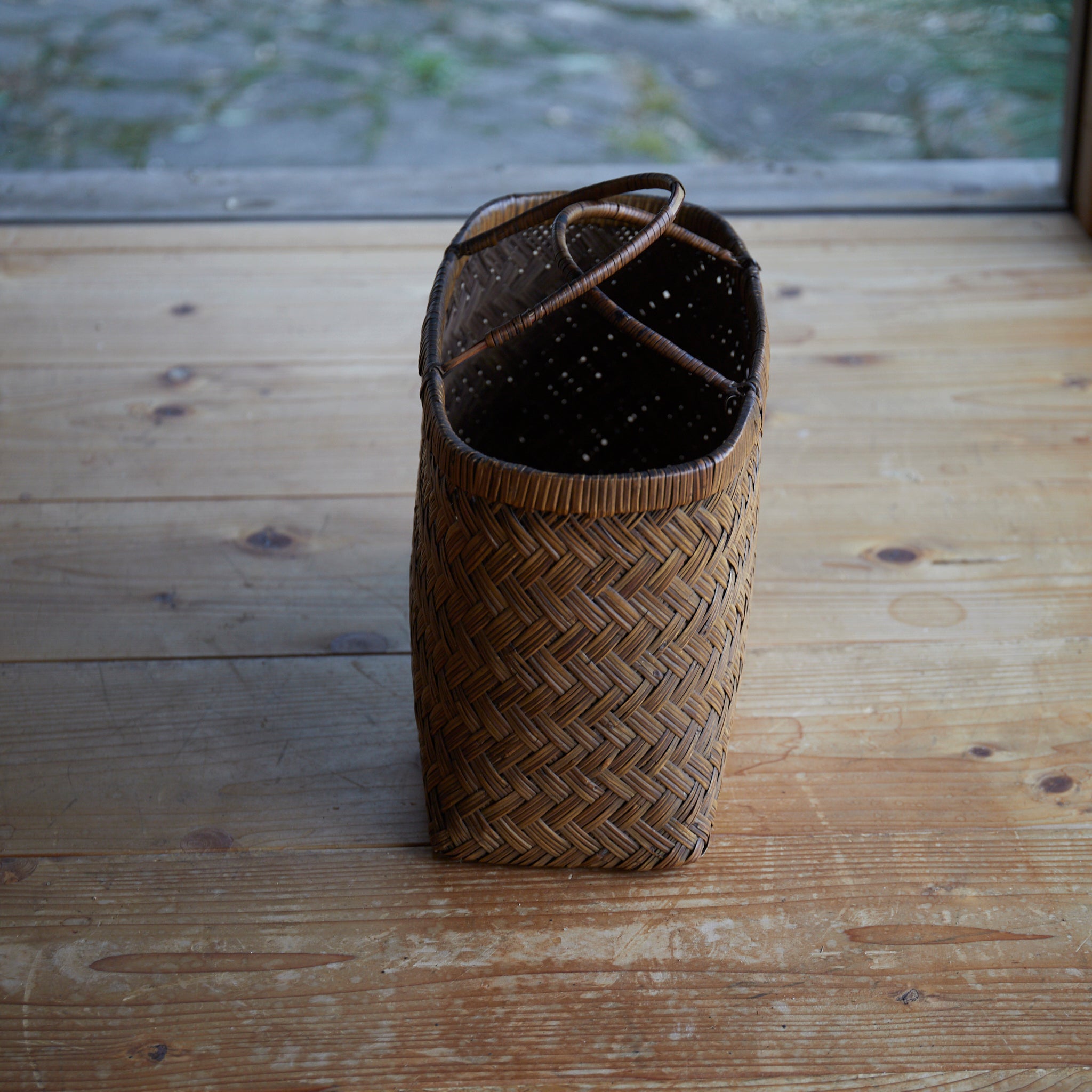 Old bamboo basket that grew well in amber color Open-air basket Taisho Taisho period/1912-1926CE