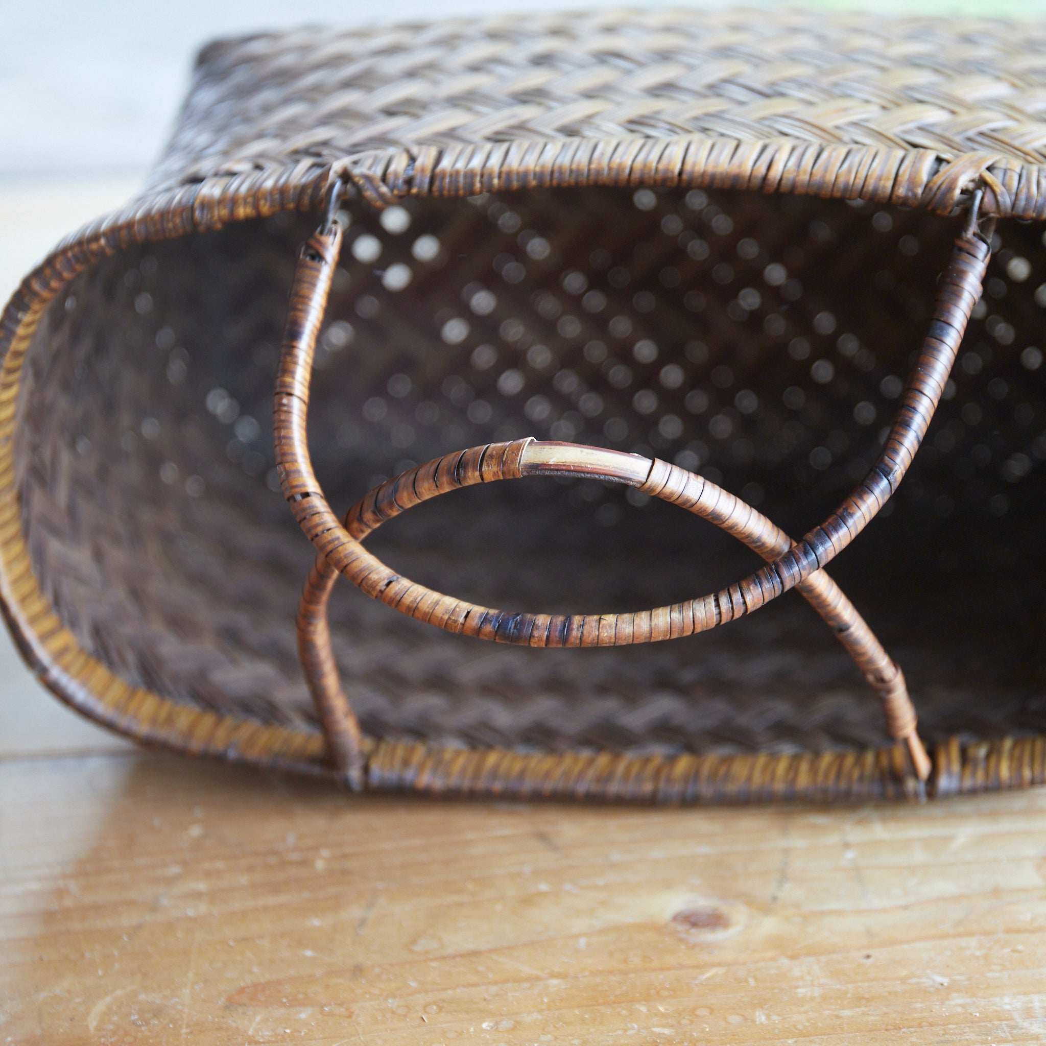 Old bamboo basket that grew well in amber color Open-air basket Taisho Taisho period/1912-1926CE