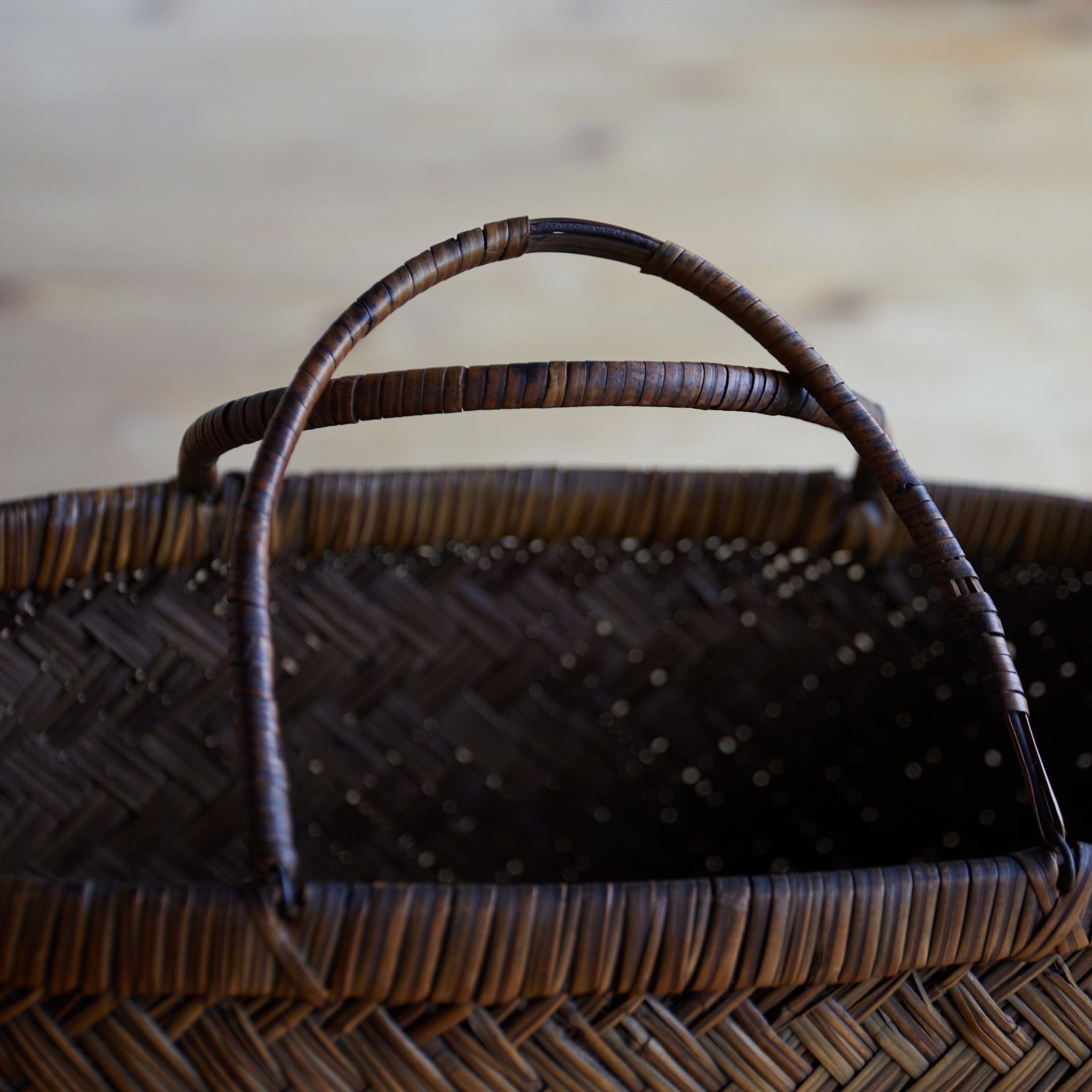 Old bamboo basket that grew well in amber color Open-air basket Taisho Taisho period/1912-1926CE