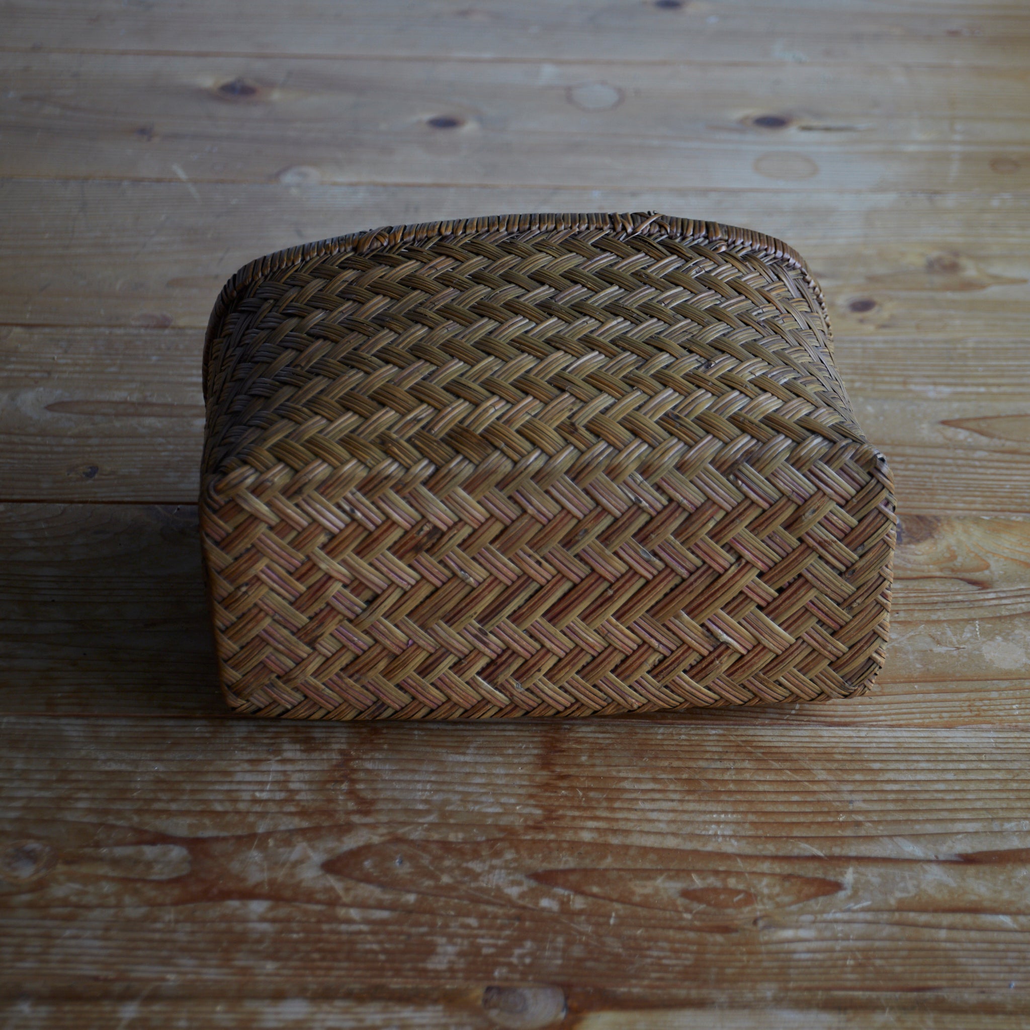 Old bamboo basket that grew well in amber color Open-air basket Taisho Taisho period/1912-1926CE